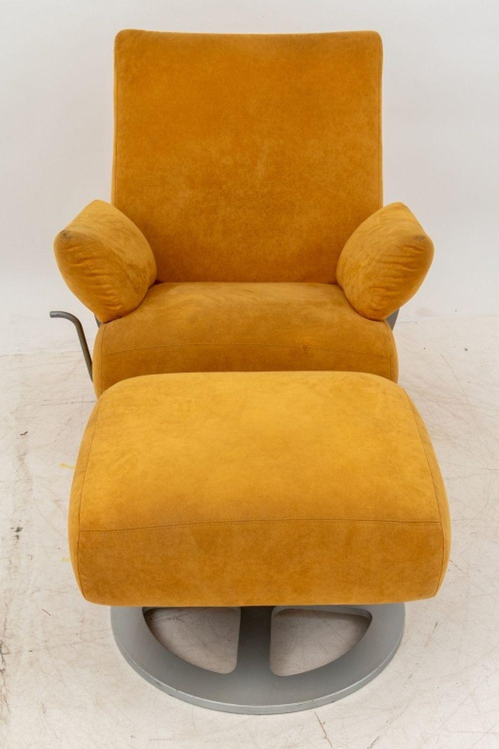 Sillón y otomana tapizados en ante amarillo Ligne Roset, etiqueta para el sillón. Silla: Alto 37