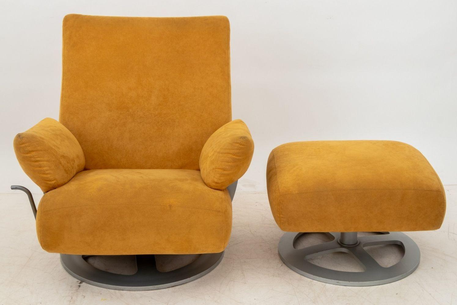 Ligne Roset Silla y otomana tapizadas en ante Moderno en venta