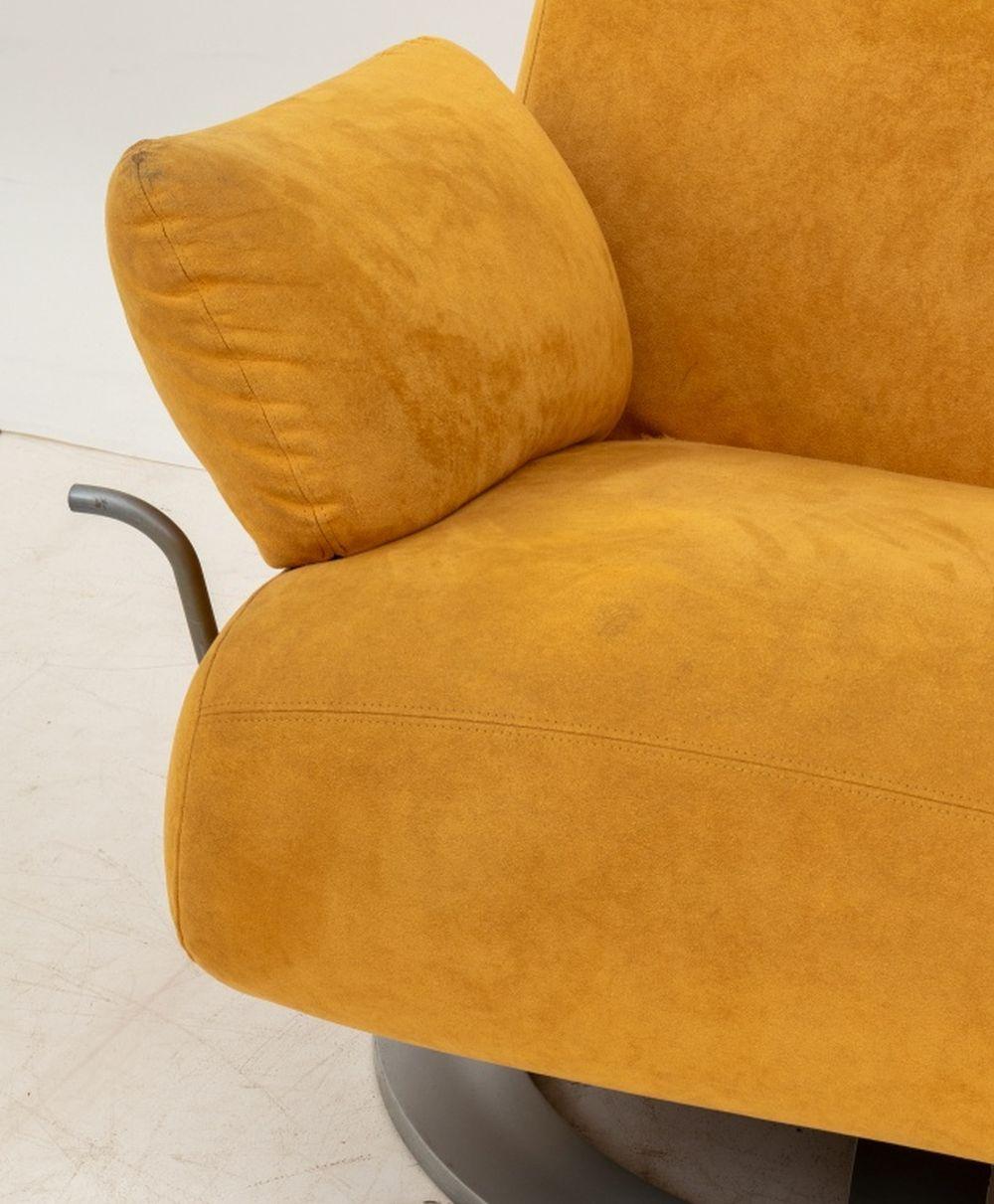 Ligne Roset Silla y otomana tapizadas en ante en Bueno estado para la venta en Astoria, NY
