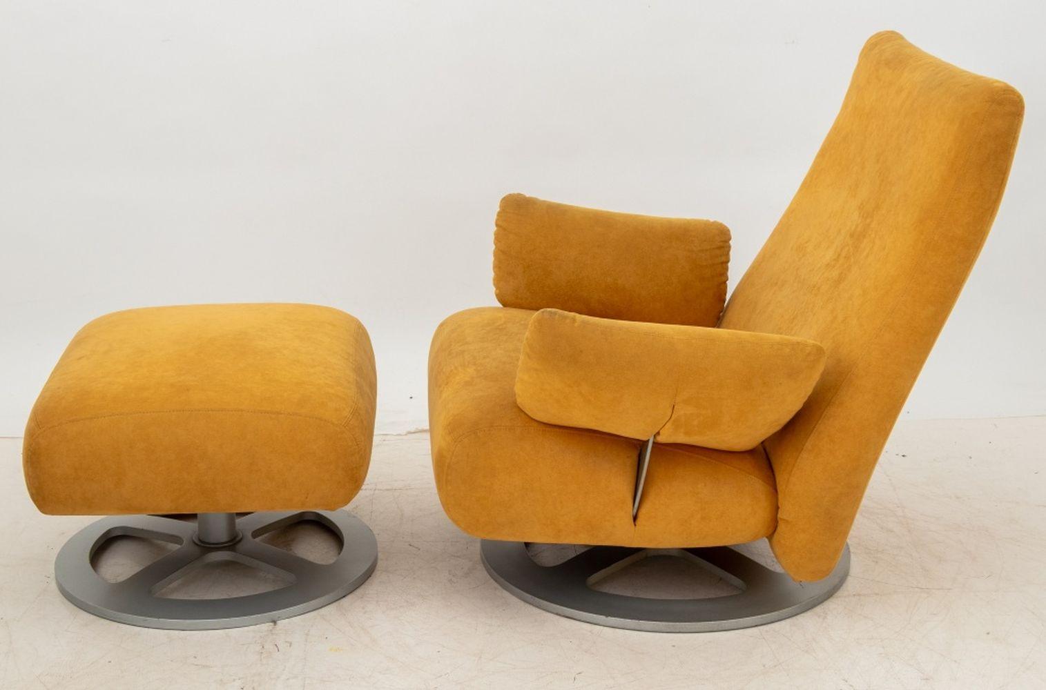 Ligne Roset Silla y otomana tapizadas en ante Gamuza en venta