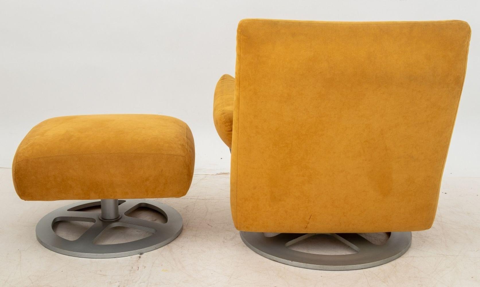 Ligne Roset Silla y otomana tapizadas en ante en venta 1