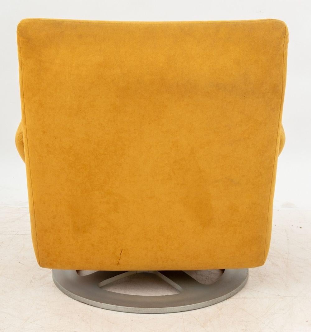 Ligne Roset Silla y otomana tapizadas en ante en venta 2