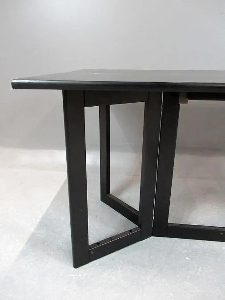Ligne Roset, Tisch, Konsolentisch aus geschwärztem Holz, um 1970.
cleverer Systemtisch, geschlossene Konsole, offener Esszimmertisch.