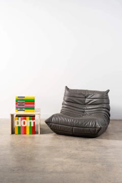 Siège Togo 1 de Ligne Roset en cuir gris de Michel Ducaroy