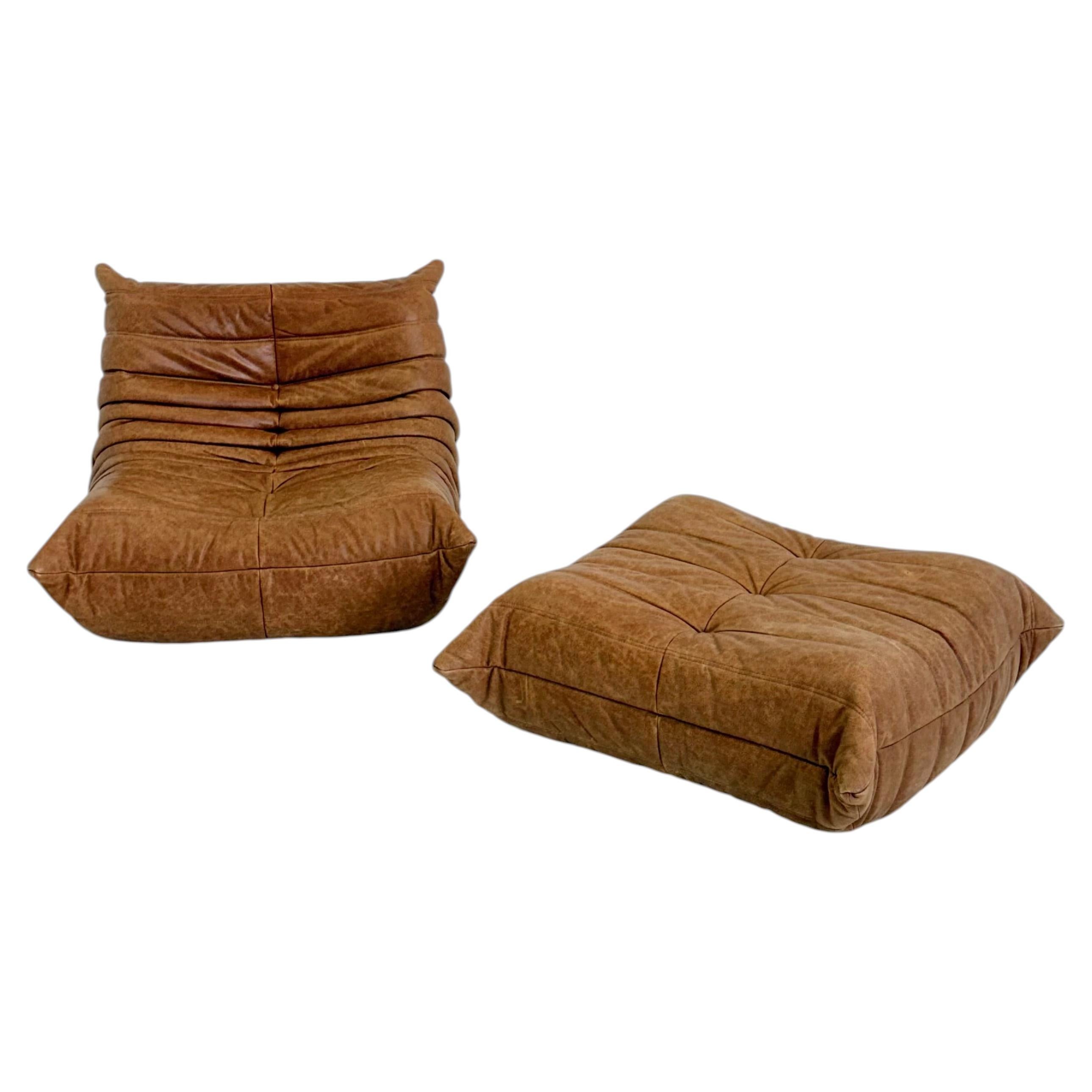 Fauteuil Togo de Ligne Roset avec repose-pieds, en cuir cognac