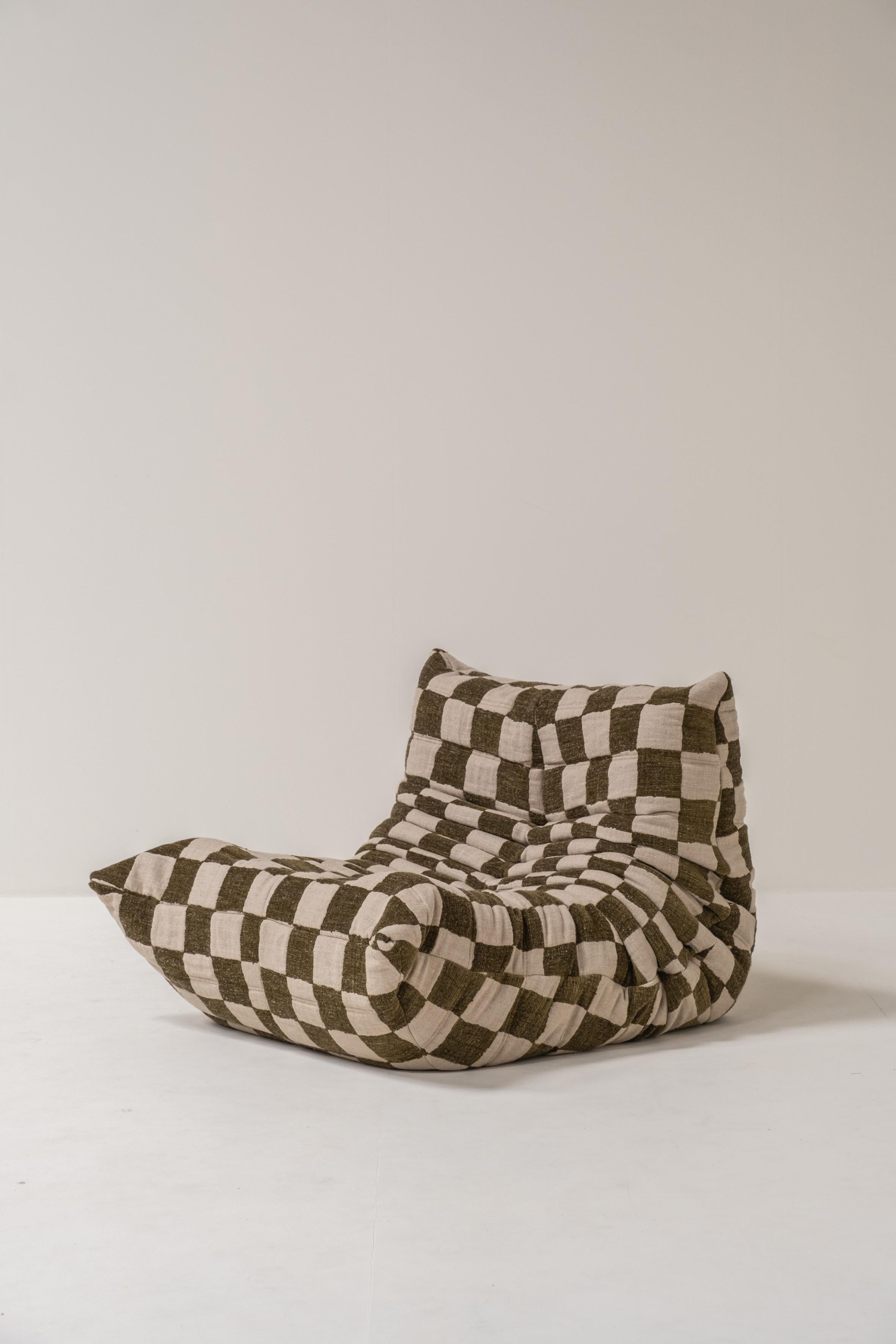 Te ofrecemos un impresionante sofá Togo de una plaza diseñado por Michel Ducaroy para Ligne Roset, con tapicería nueva de alta calidad. 

Esta pieza única combina comodidad y estilo, por lo que es un complemento perfecto para cualquier salón