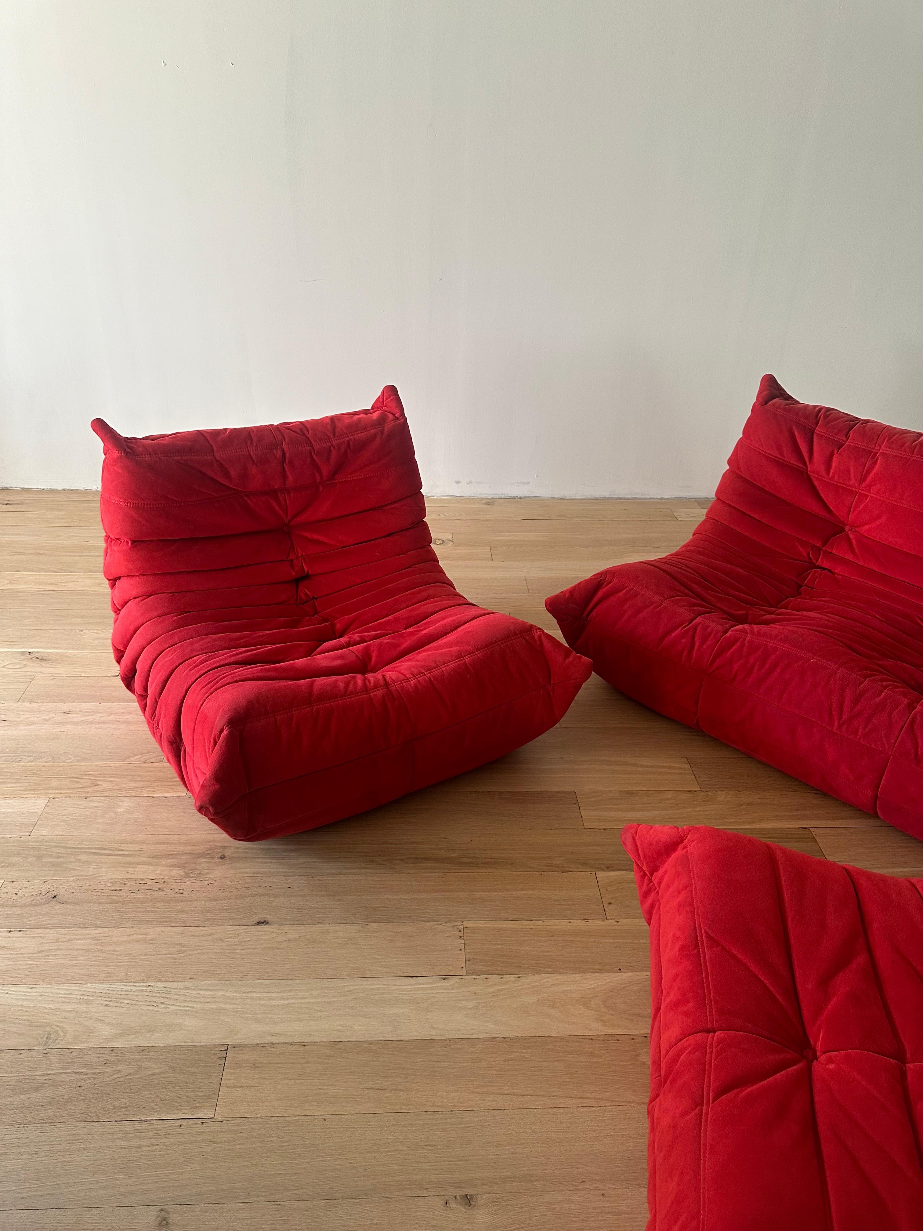 Ligne Roset Togo de Michel Ducaroy en Alcantara rouge 

L'ensemble comprend un siège trois places, un siège simple et un ottoman. Les pièces sont en bon état compte tenu de leur âge. N'hésitez pas à vous renseigner pour toute question. 

Enlèvement