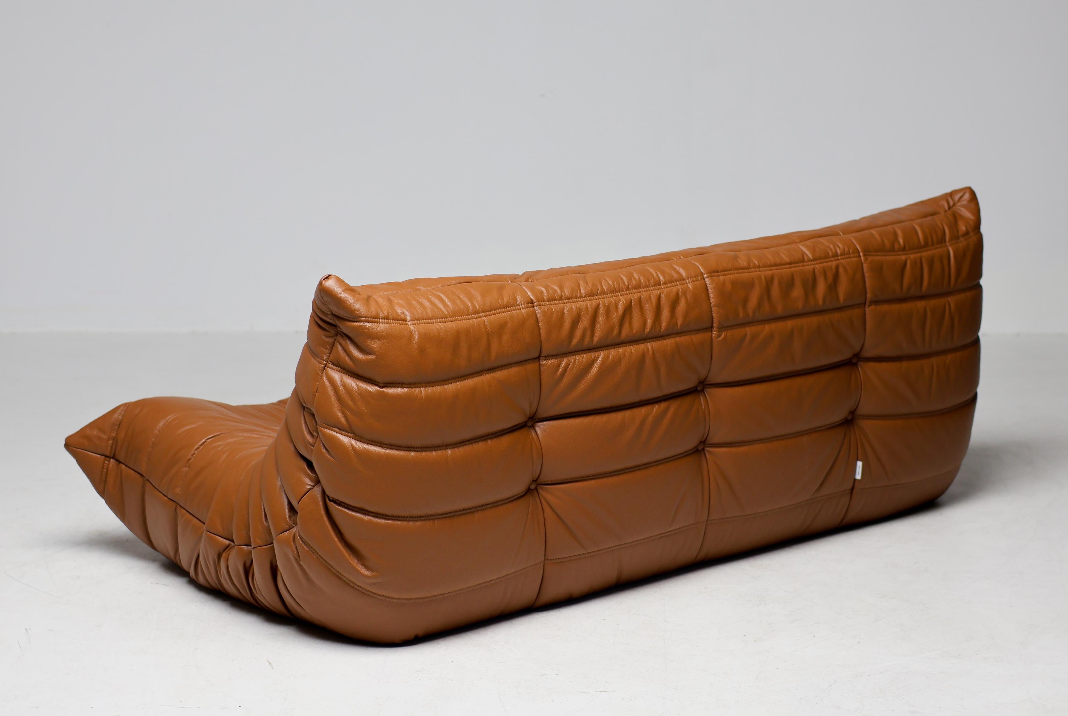 Ligne Roset Togo by Michel Ducaroy Dreisitzer-Sofa aus sattelbraunem Leder im Angebot 4