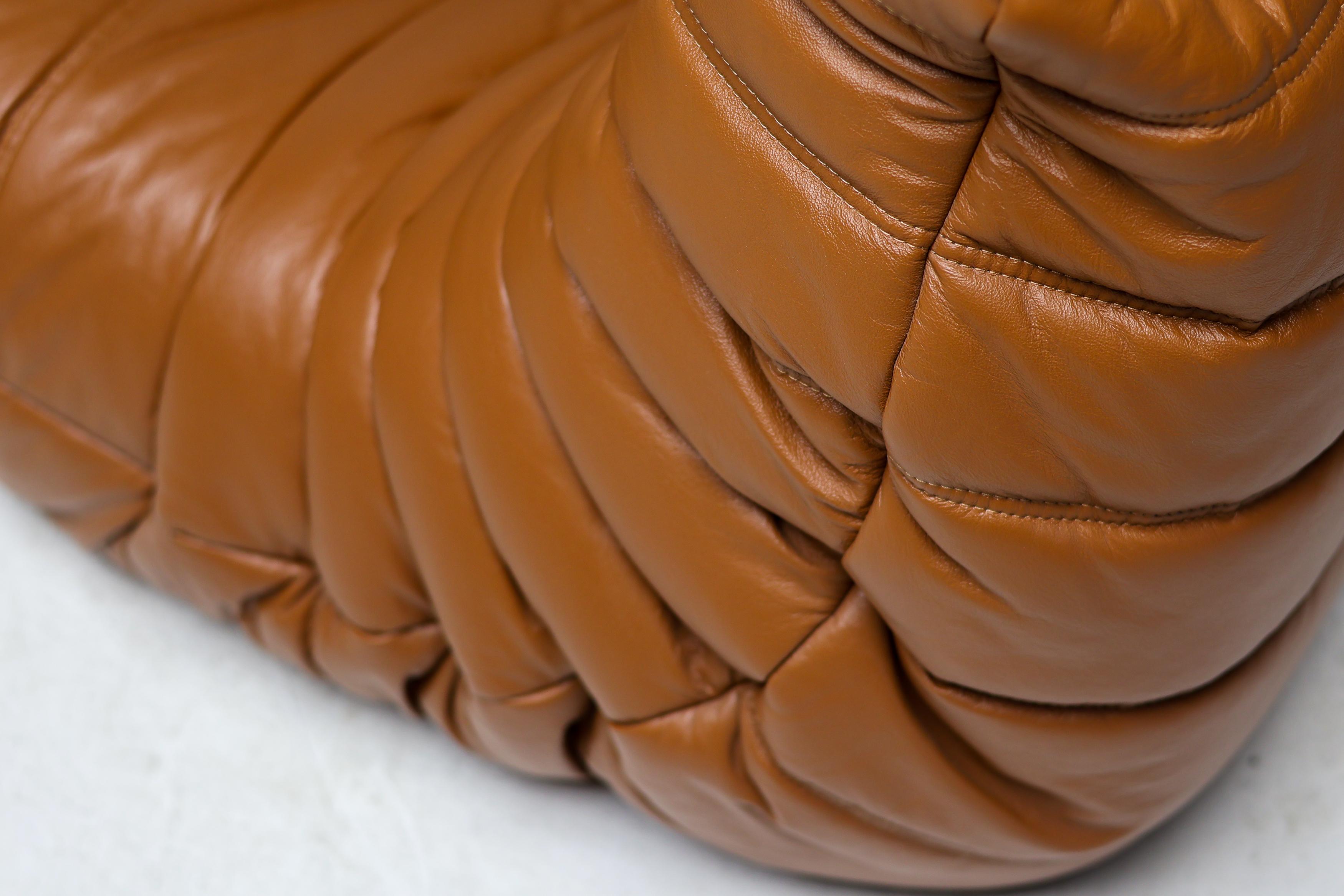 Ligne Roset Togo by Michel Ducaroy Dreisitzer-Sofa aus sattelbraunem Leder im Angebot 5