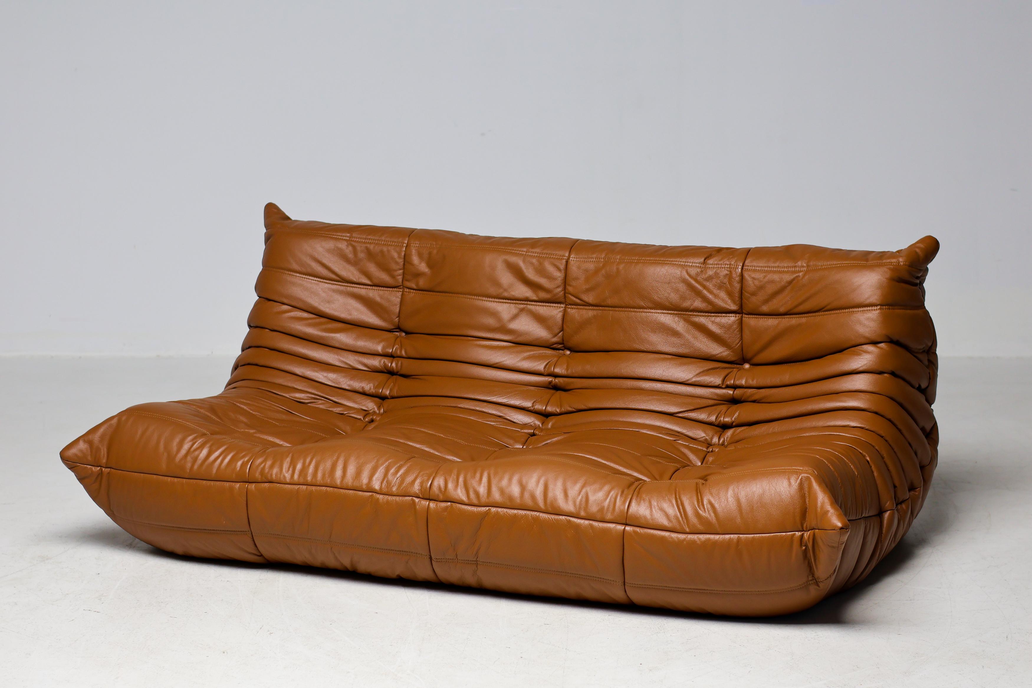 Der 1973 von Michel Ducaroy für Ligne Roset entworfene Togo ist ein echter Designklassiker, der für seine unverwechselbare Form und seine dauerhafte Attraktivität gefeiert wird. Dieses vielseitige modulare Sofa kann als Einzelstück oder in