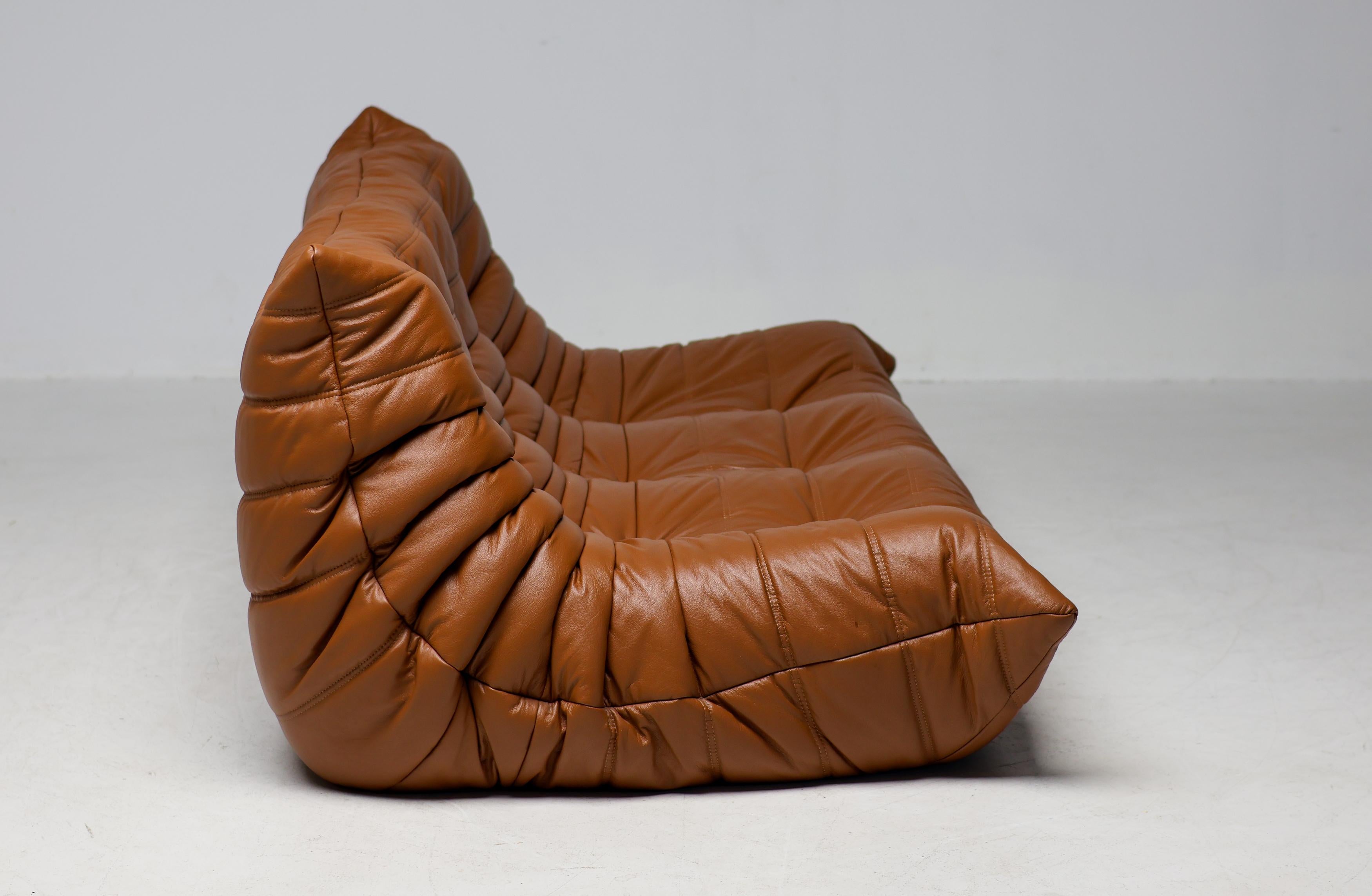 Ligne Roset Togo by Michel Ducaroy Dreisitzer-Sofa aus sattelbraunem Leder (Französisch) im Angebot