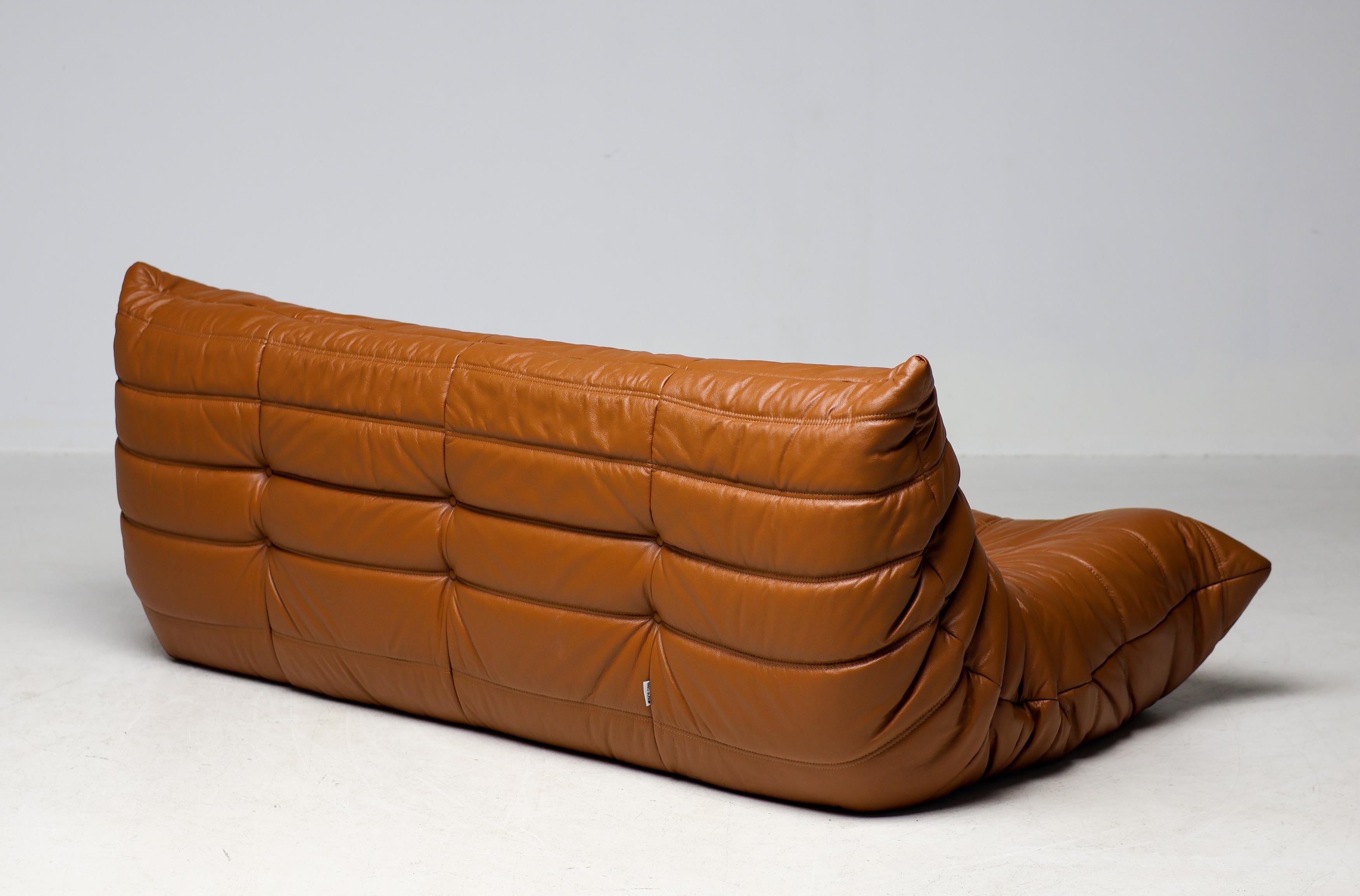 Ligne Roset Togo by Michel Ducaroy Dreisitzer-Sofa aus sattelbraunem Leder (21. Jahrhundert und zeitgenössisch) im Angebot