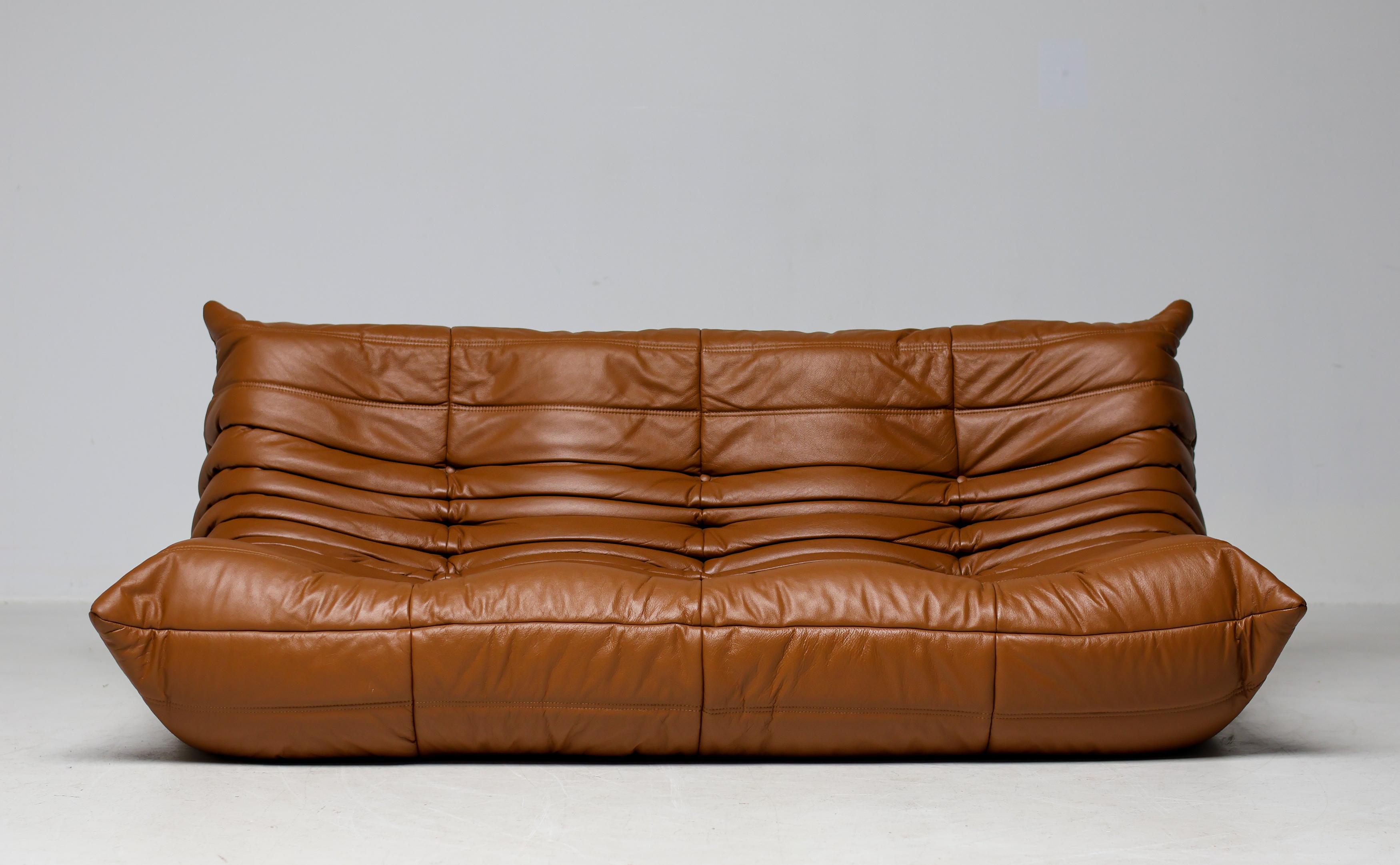 Ligne Roset Togo by Michel Ducaroy Dreisitzer-Sofa aus sattelbraunem Leder (Schaumstoff) im Angebot