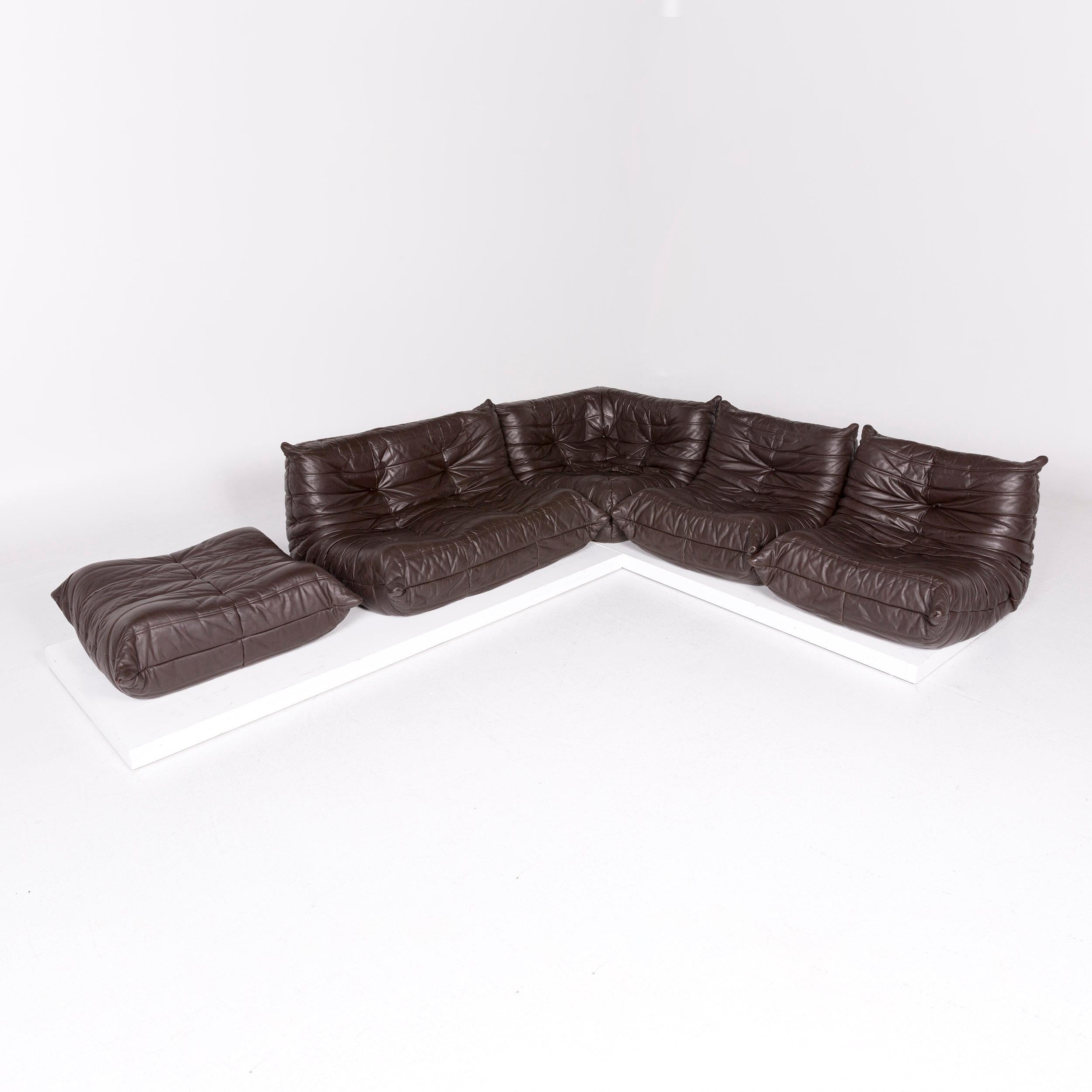 We bring to you a Ligne Roset Togo leather corner sofa incl. footstool brown dark brown sofa.
 
 Product measurements in centimeters:
 
Depth 95
Width 278
Height 65
Seat-height 32
Rest-height
Seat-depth 61
Seat-width 200
Back-height 38.
 