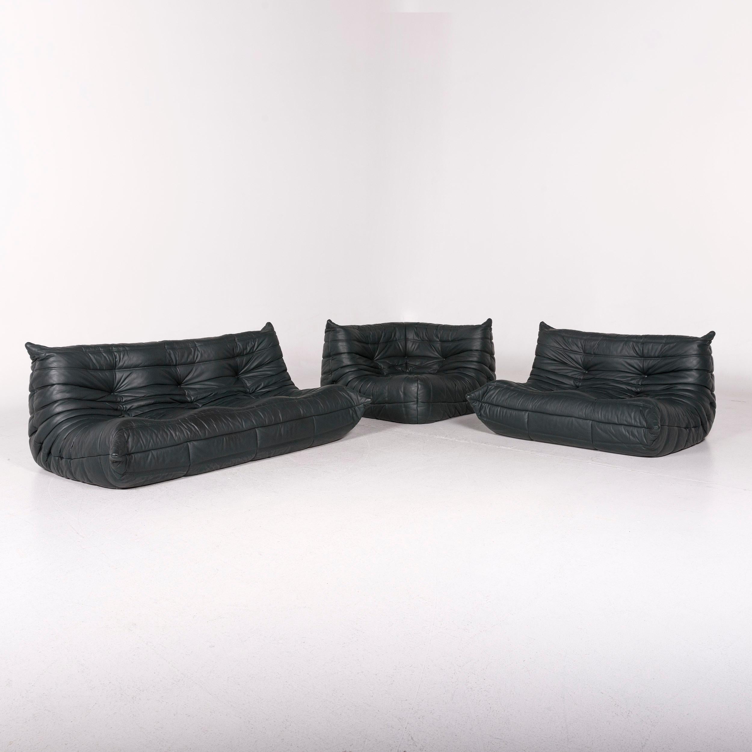 We bring to you a Ligne Roset Togo leather sofa set green dark green 1x corner sofa 1x armchair.
   
 

 Product measurements in centimeters:
 

Depth 98
Width 282
Height 66
Seat-height 34
Seat-depth 59
Seat-width 245
Back-height 40.
 