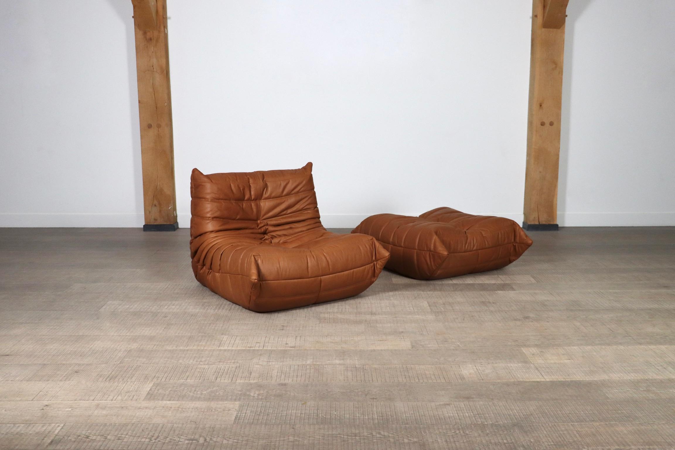 Cuir Fauteuil de salon Togo Ligne Roset avec pouf en cuir cognac par Michel Ducaroy
