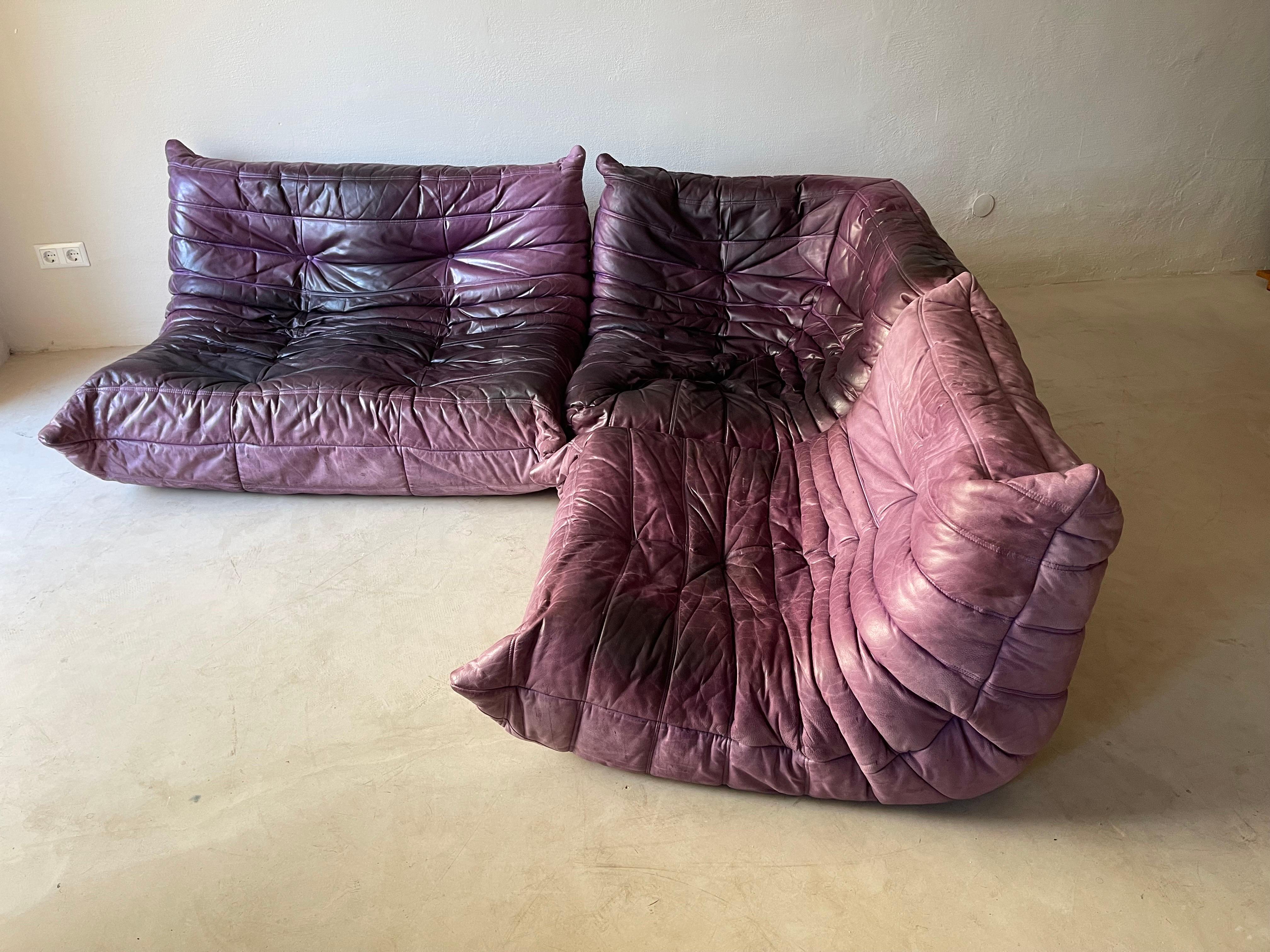 Ligne Roset 'Togo' Michel Ducaroy canapé sectionnel set of 3 en cuir caviar lilas d'origine très patiné. Signé avec les étiquettes d'origine des années 1970, cet ensemble est exceptionnel si l'on souhaite une patine authentique qui soit à la hauteur