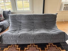 Ligne Roset Sofá Seccional Togo con Otomana de Ultrasuede by Michel Ducaroy