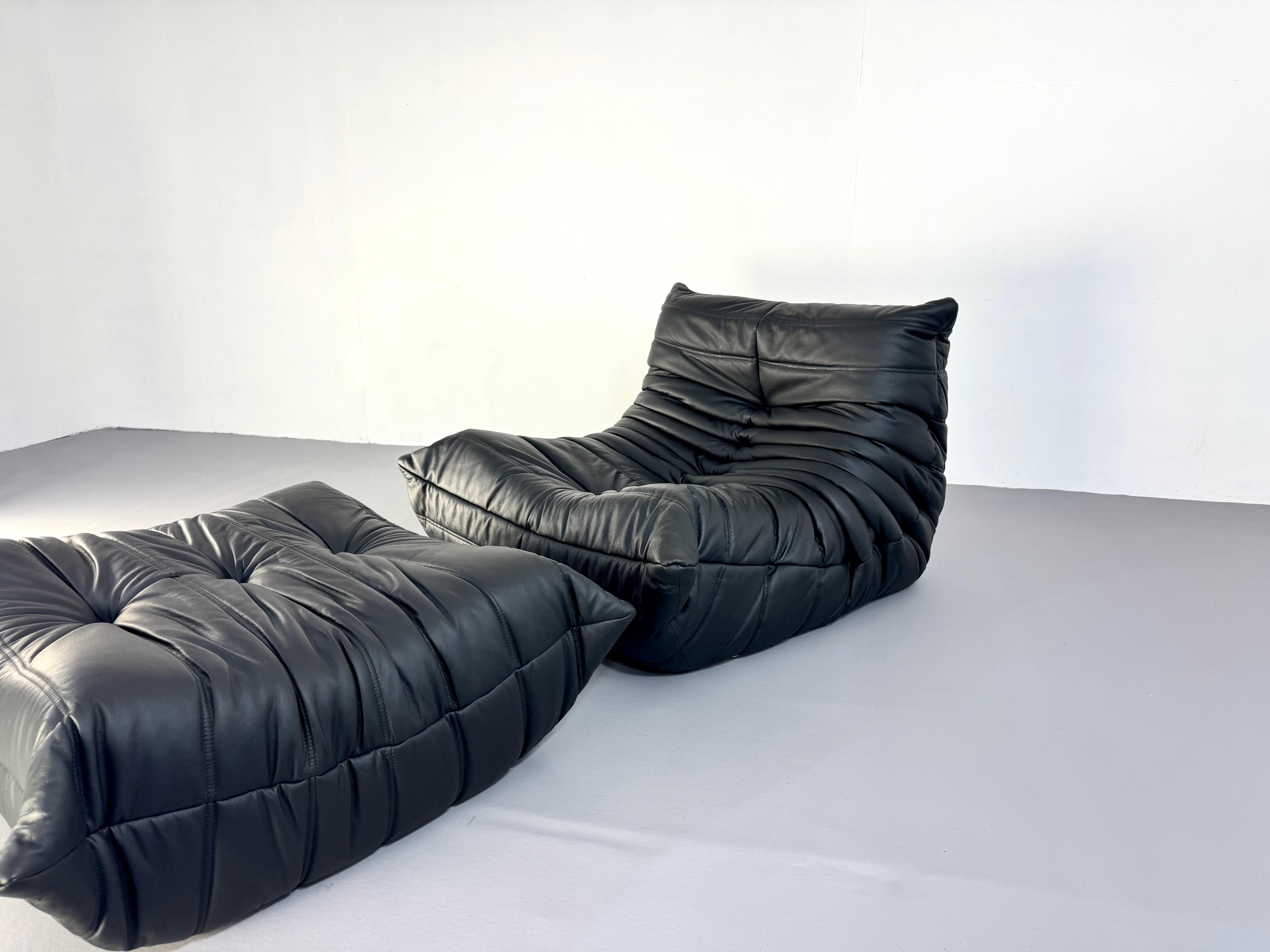 Ligne Roset Togo-Set: 1-Sitzer-Sessel und Hocker aus schwarzem Leder in Ikonischem Design (Französisch) im Angebot