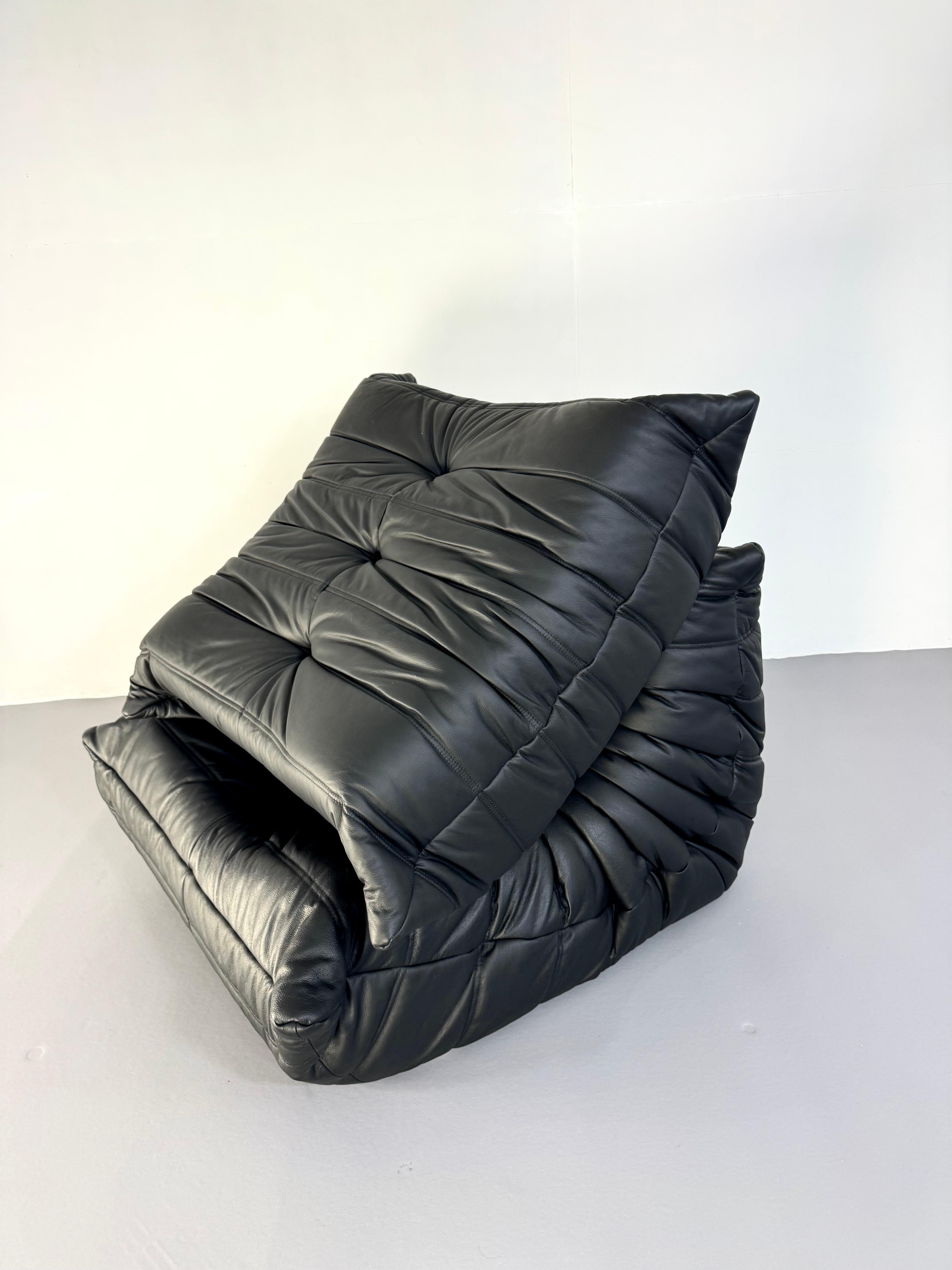 Ligne Roset Togo-Set: 1-Sitzer-Sessel und Hocker aus schwarzem Leder in Ikonischem Design (Ende des 20. Jahrhunderts) im Angebot