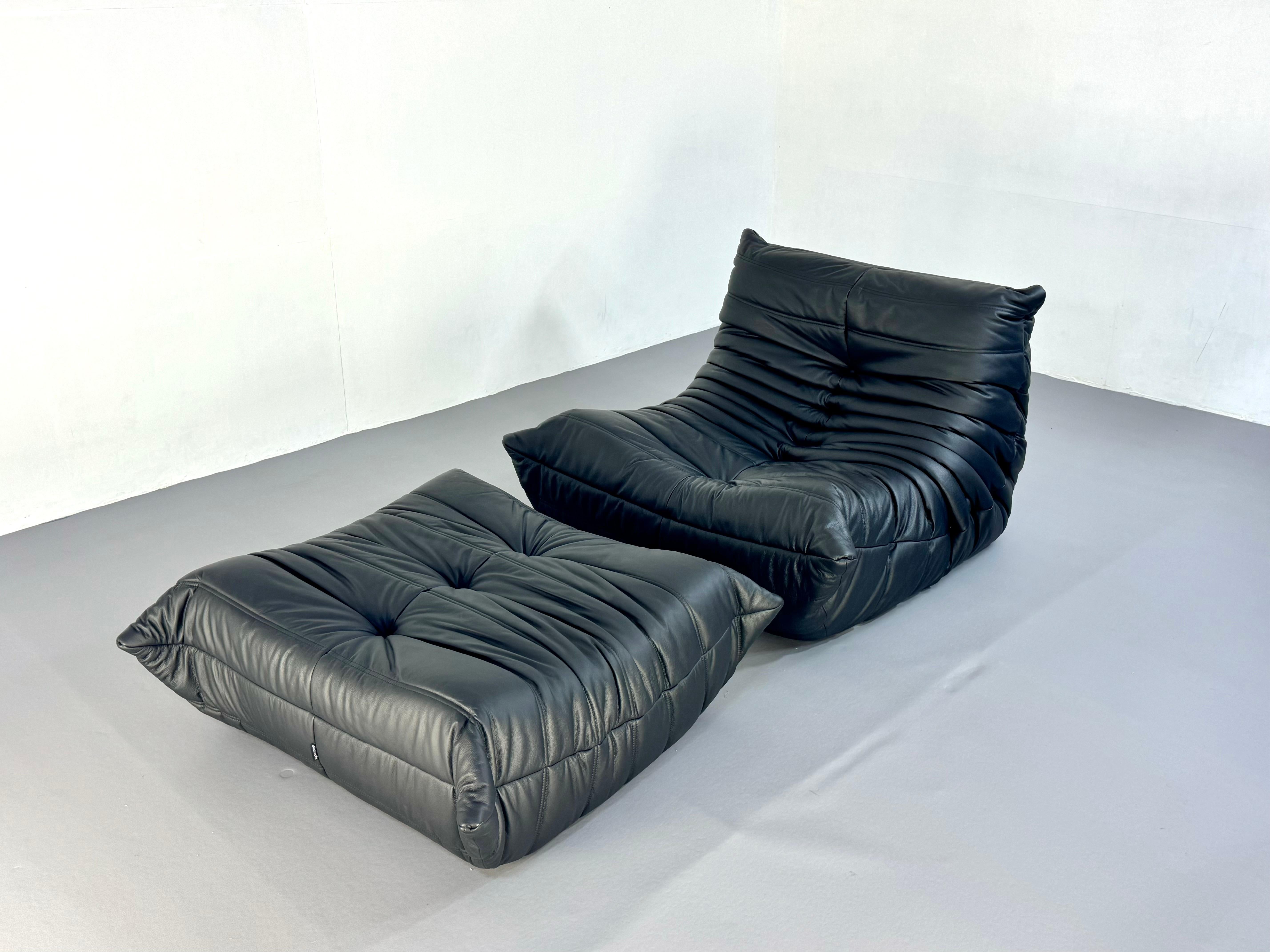 Ligne Roset Togo-Set: 1-Sitzer-Sessel und Hocker aus schwarzem Leder in Ikonischem Design im Angebot 1