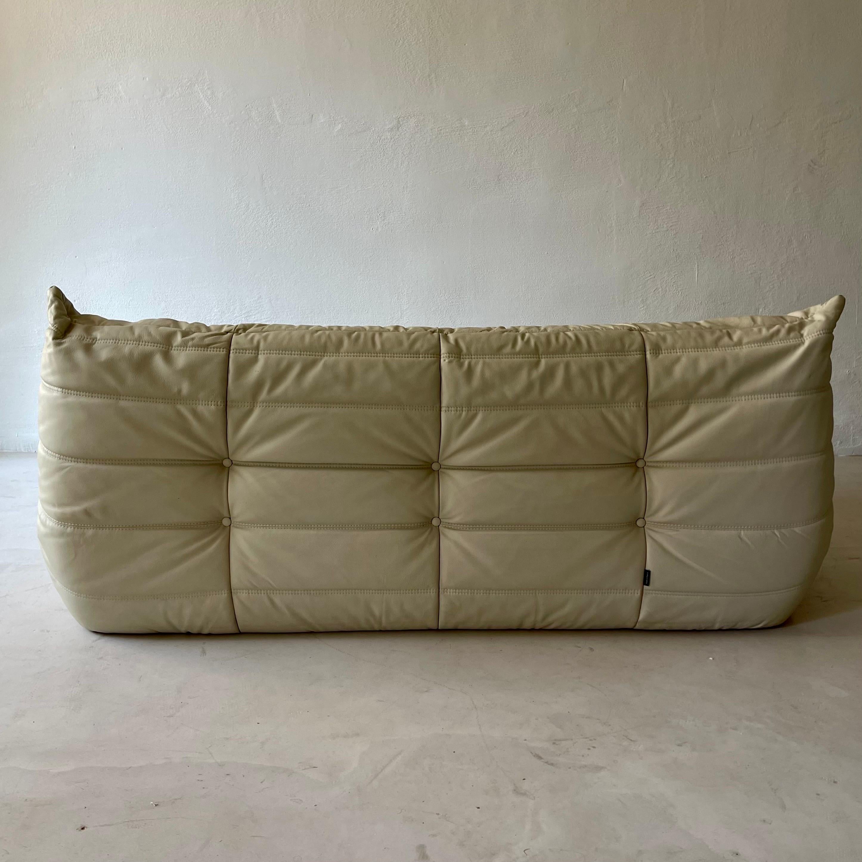 Ligne Roset 'Togo' Signed Authentic in Original Patinated Leather 1970s In Fair Condition For Sale In Vienna, AT