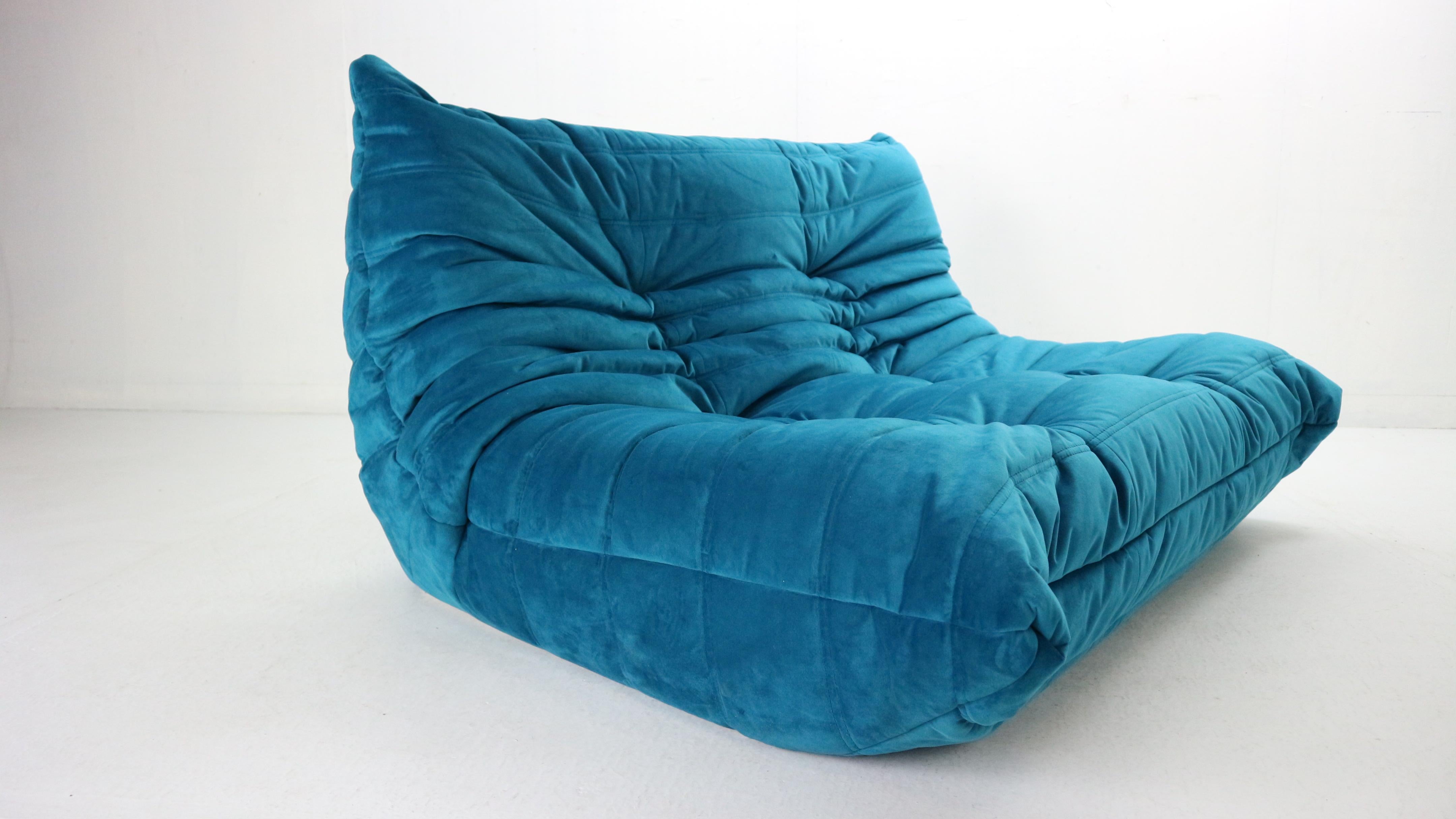 Magnificent Togo two seater lounge sofa designed by Michel Ducaroy in 1973 and was manufactured by Ligne Roset in France.
Very comfortable and beautiful accent to your living room space.
It has been newly reupholstered in a blue soft velvet