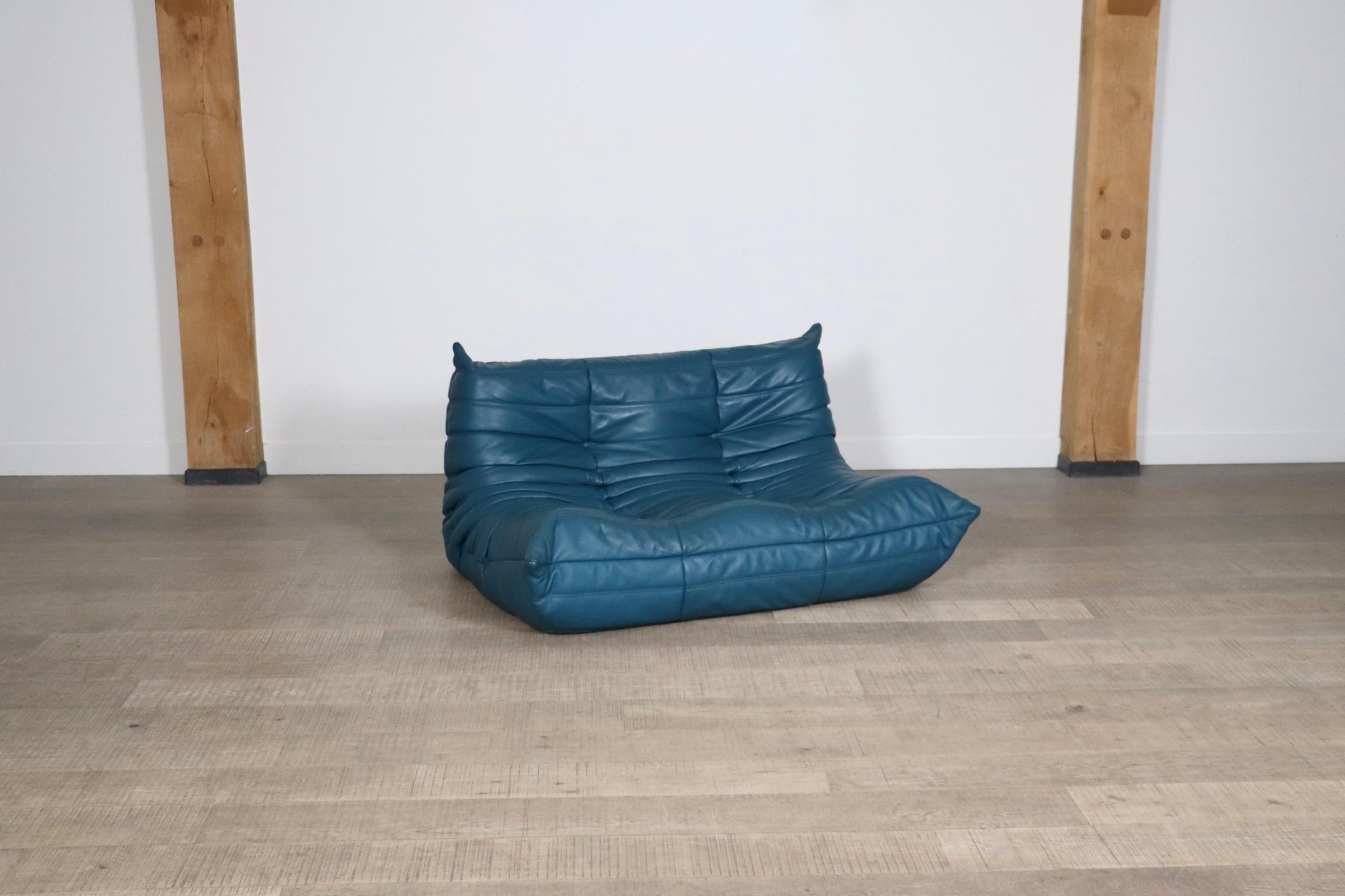 Ligne Roset Togo two seater sofa in petrol Leather By Michel Ducaroy, 1970s In Good Condition For Sale In ABCOUDE, UT