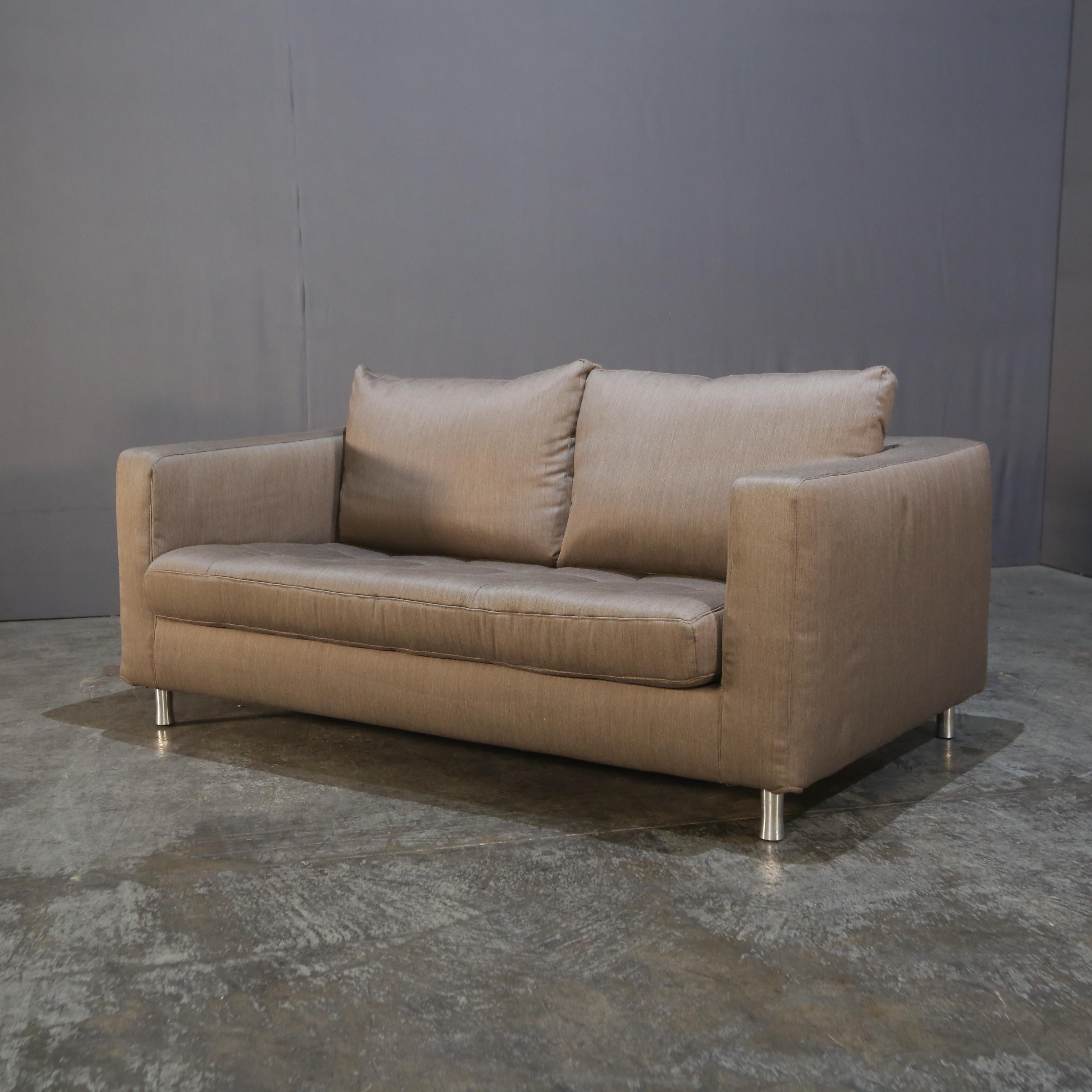 Das atemberaubende Zweisitzer-Sofa von Ligne Roset ist ein Muss für jeden modernen Wohnbereich. Dieses aus hochwertigen Materialien gefertigte Sofa besticht durch sein schlichtes und modernes Design, das jeden Raum aufwertet. Die robusten