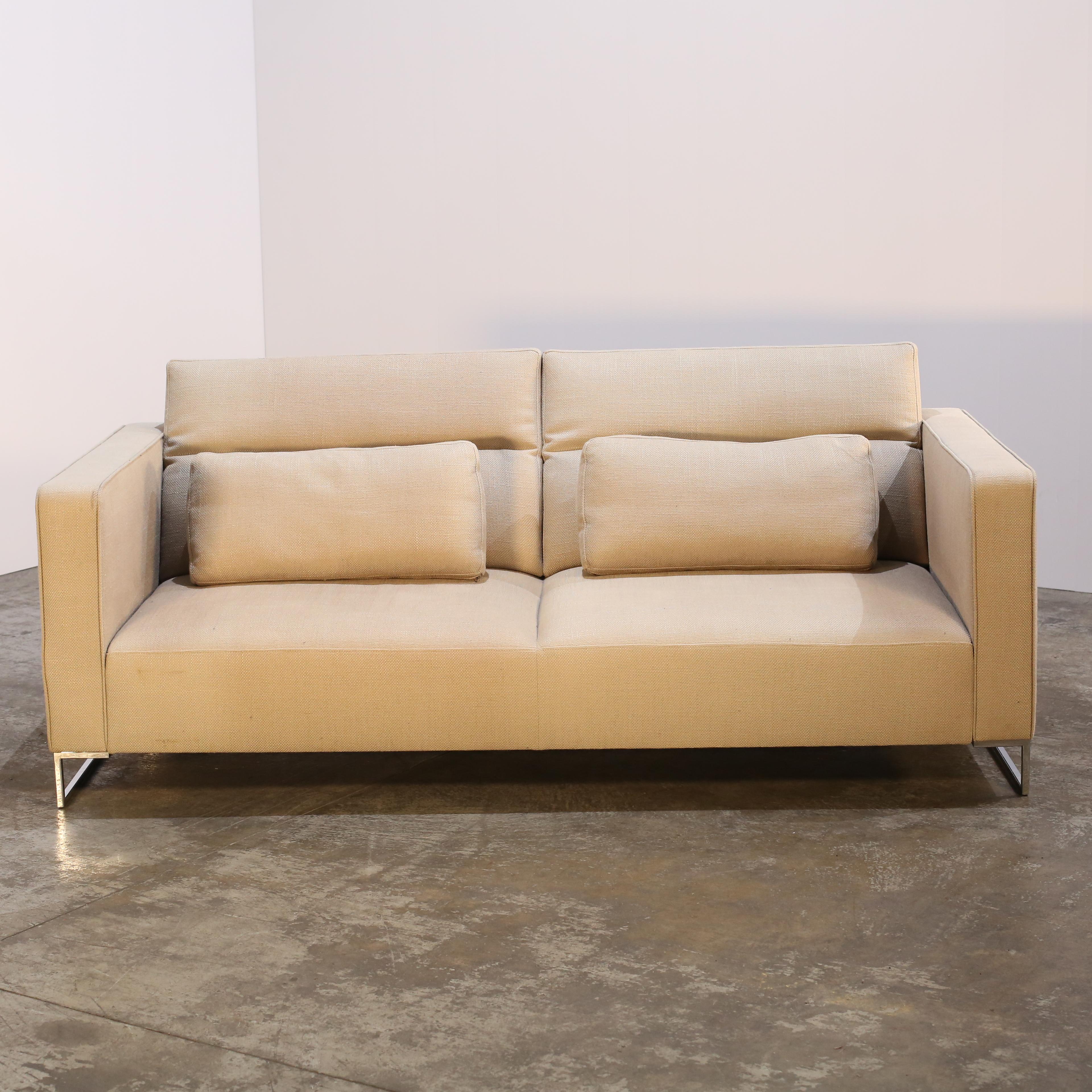 Voici le canapé Urbani de Ligne Roset, un ajout étonnant à tout espace de vie moderne. Avec son design épuré et contemporain, ce canapé respire le luxe et la sophistication. Les coussins profonds et pelucheux offrent un confort ultime, tandis que