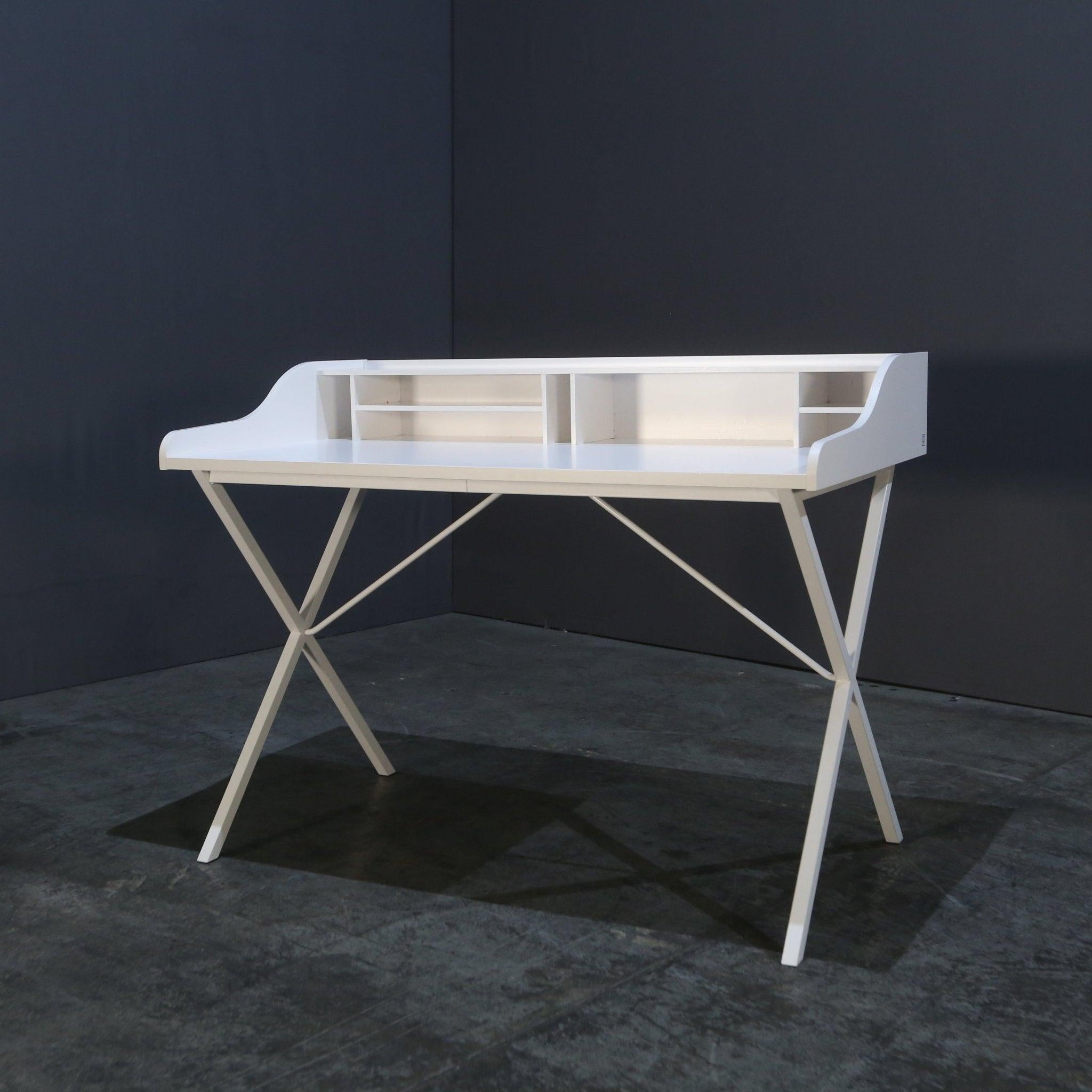 Voici le superbe bureau Ursuline, créé par le célèbre designer Pierre Paulin pour Ligne Roset. Cette pièce élégante et sophistiquée est une véritable déclaration de luxe et de style. Fabriqué à partir de matériaux de haute qualité, le bureau