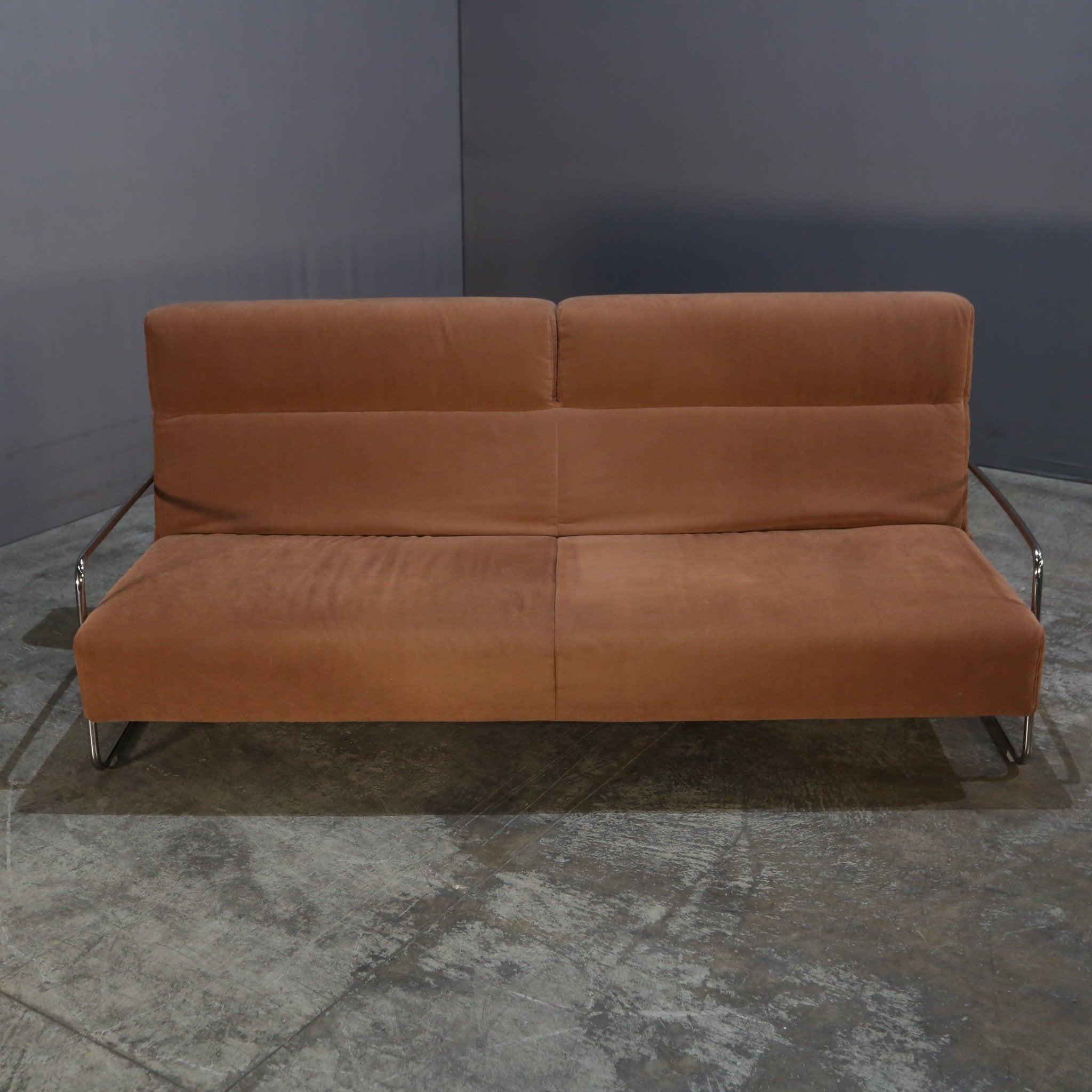 Voici l'ultime combinaison de style et de fonctionnalité : le canapé-lit de Ligne Roset. Fabriquée avec les matériaux les plus fins et une attention particulière aux détails, cette pièce est un must-have pour toute maison moderne. Le design épuré