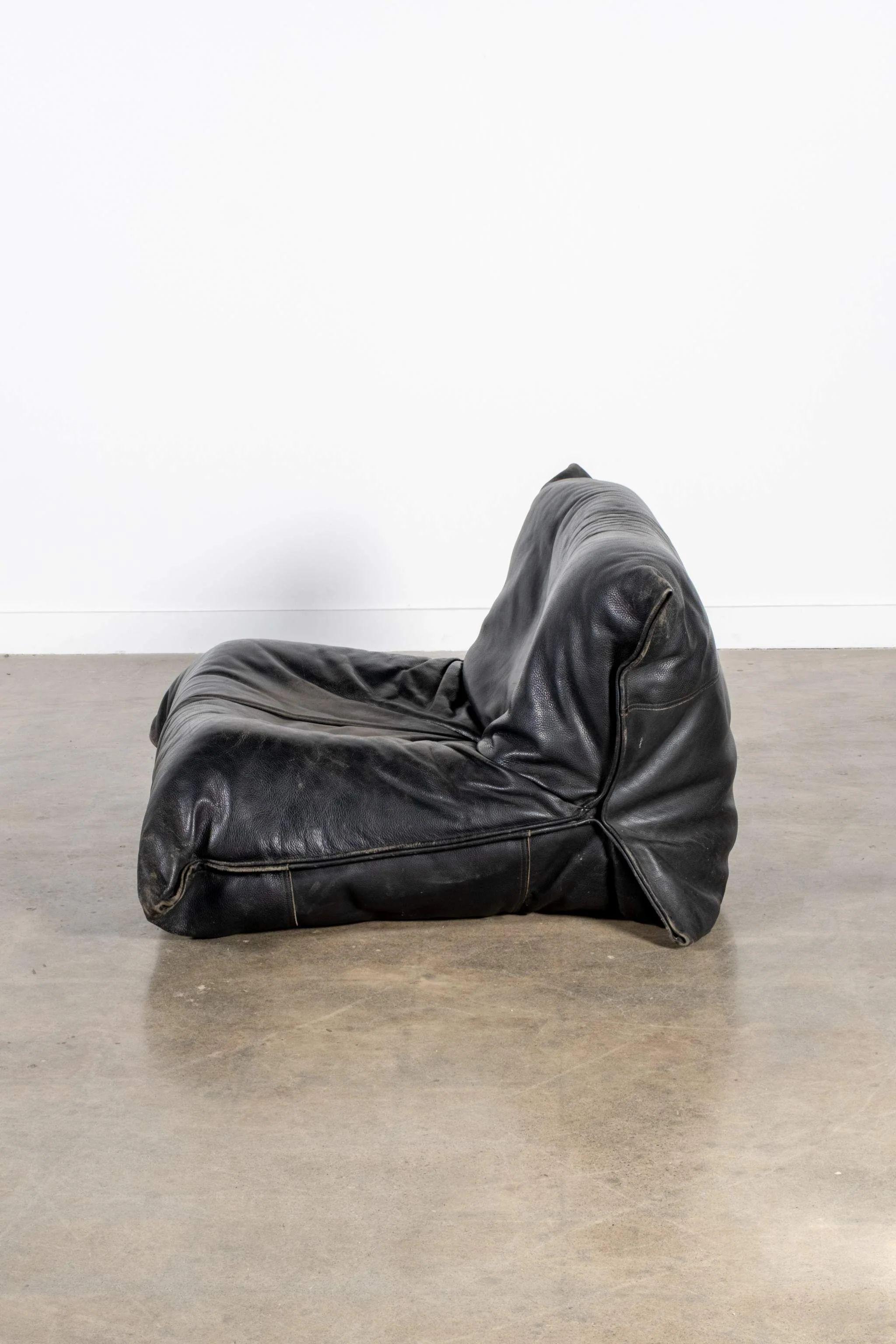 Francese Ligne Roset Yoko 1-Seater Lounge Chair, Original Black Leather by Michel Ducaroy in vendita