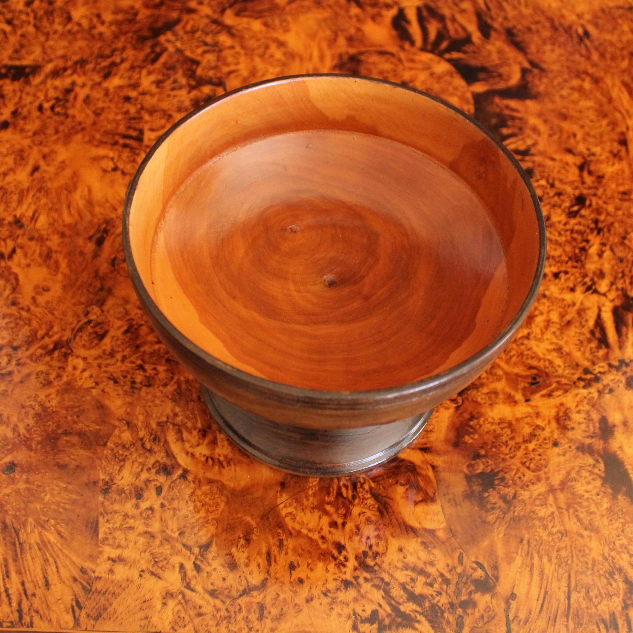 Lignum VITAe Schale mit Fuß aus englischem Treen  (Tazza) (19. Jahrhundert) im Angebot