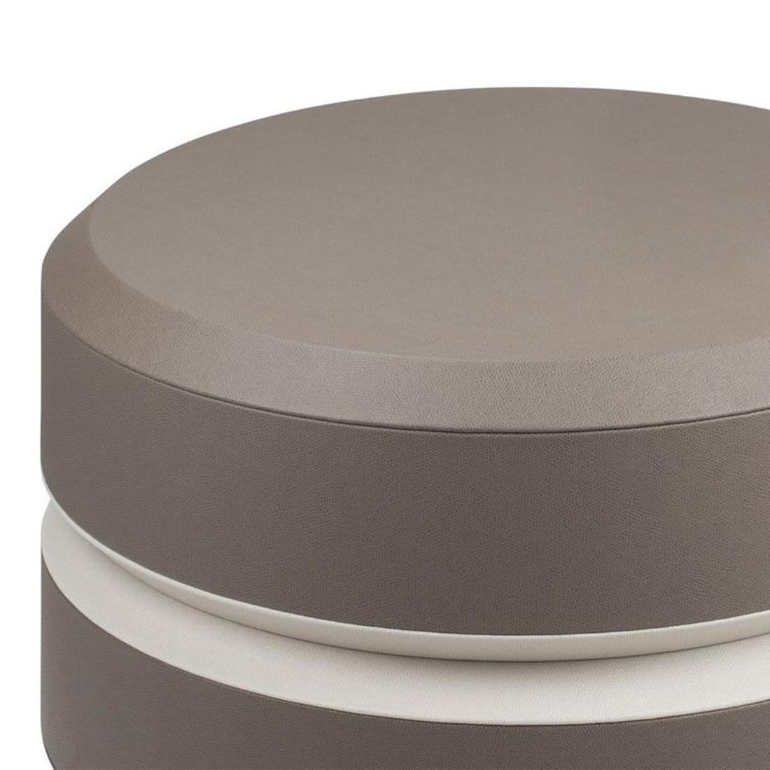 Side table Liguria large with solid wood structure covered with 
genuine leather in smokey finish. Trim in genuine leather in light 
grey finish. Also available with other leather color finishes on request.