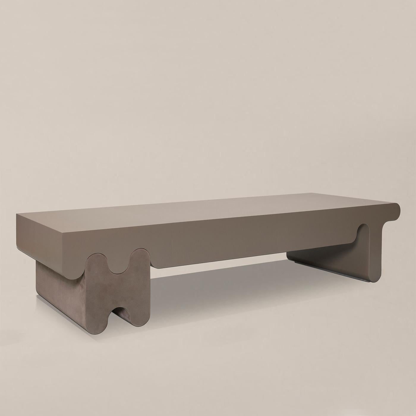 Table basse en cuir liguria avec structure en bois massif, 
avec couvercle en cuir véritable dans une finition couleur fumée,
et avec base recouverte de cuir suédé italien fumé 
finition des couleurs.
Également disponible dans d'autres couleurs