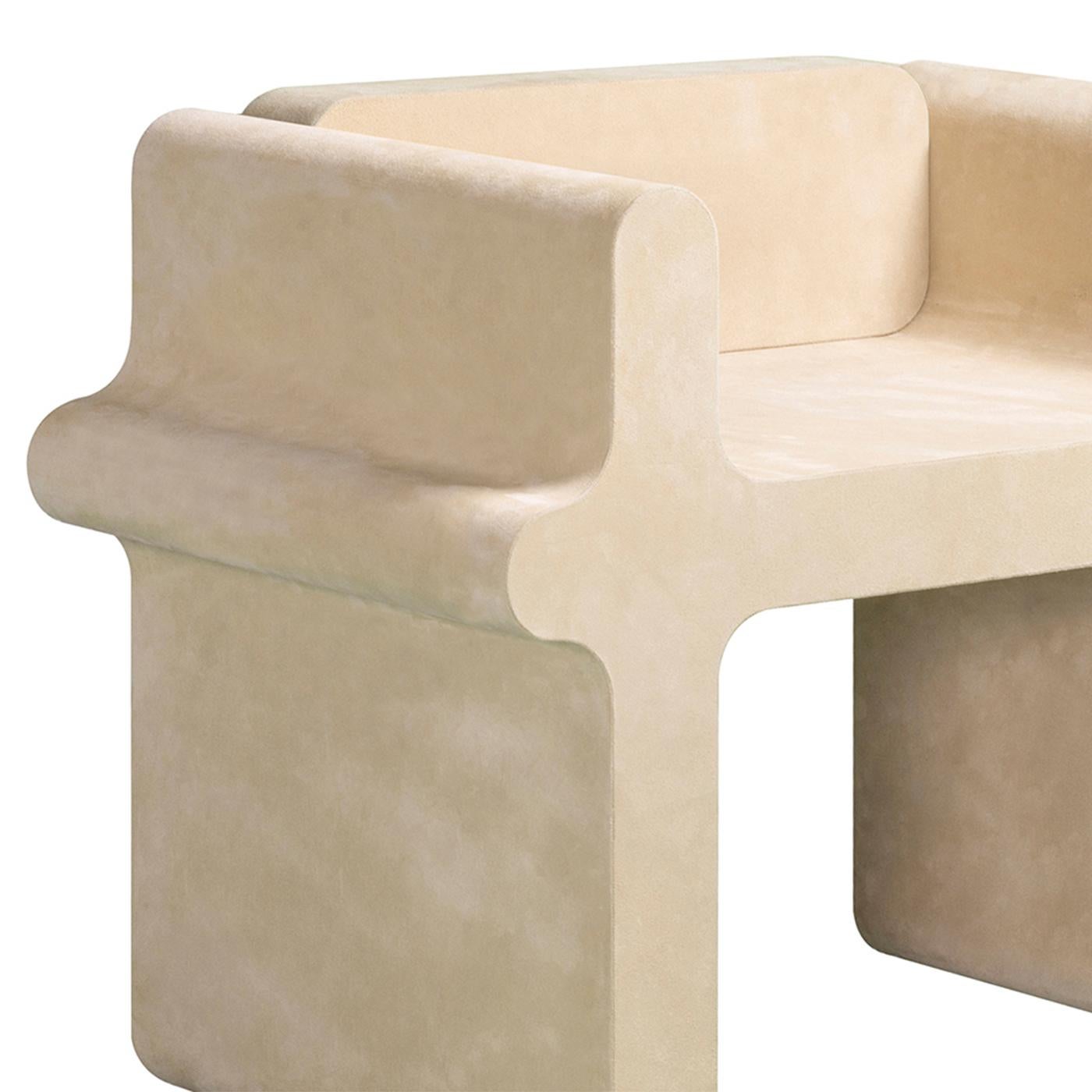Chaise Liguria Suede avec structure en bois massif et en acier inoxydable 
recouvert de cuir véritable de couleur beige.
Egalement disponible avec d'autres finitions de cuir sur demande.