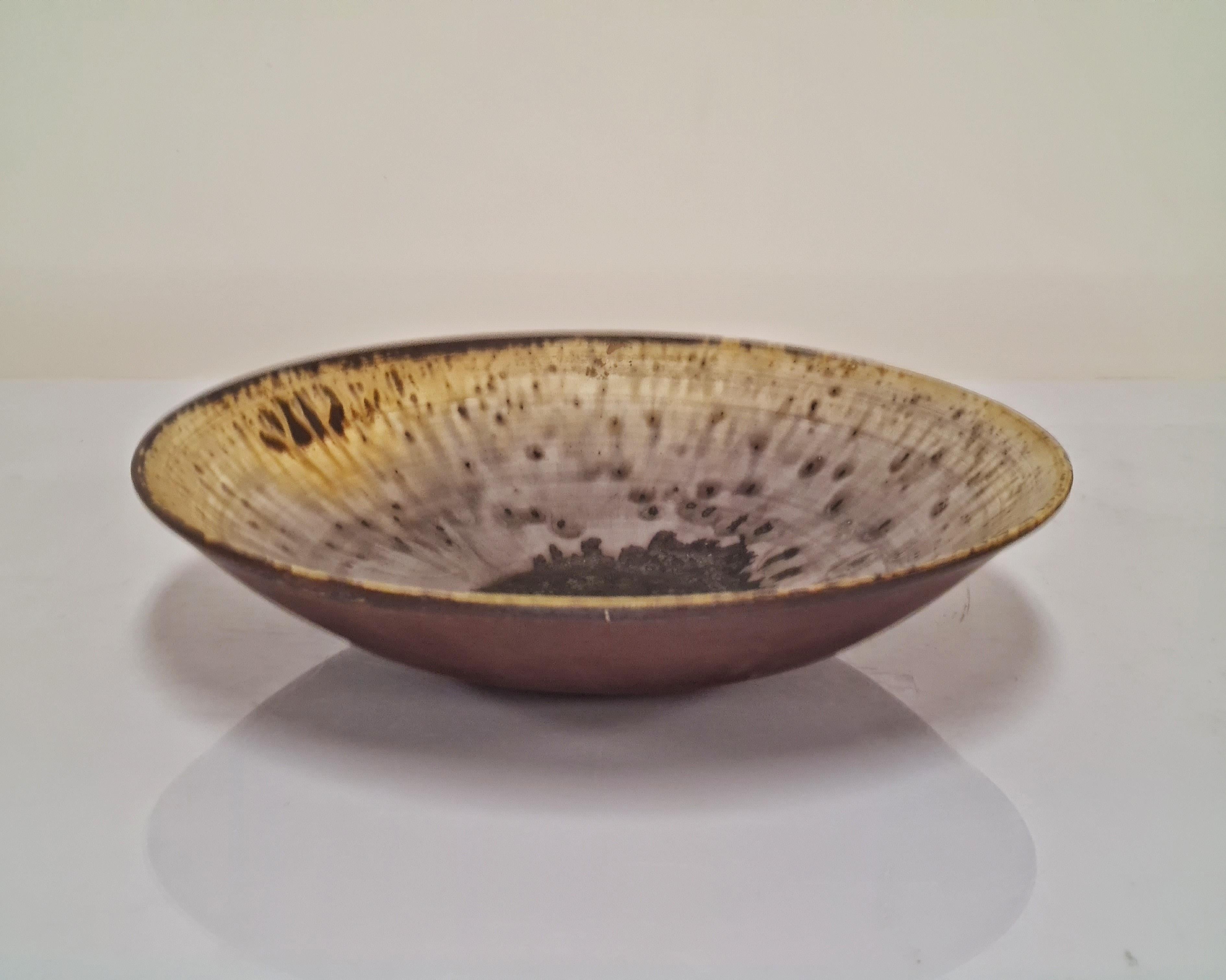 Liisa Hallamaa Dekorative Schale, rosa Creme und braune Augenpupille, Arabia 1950s (Keramik) im Angebot