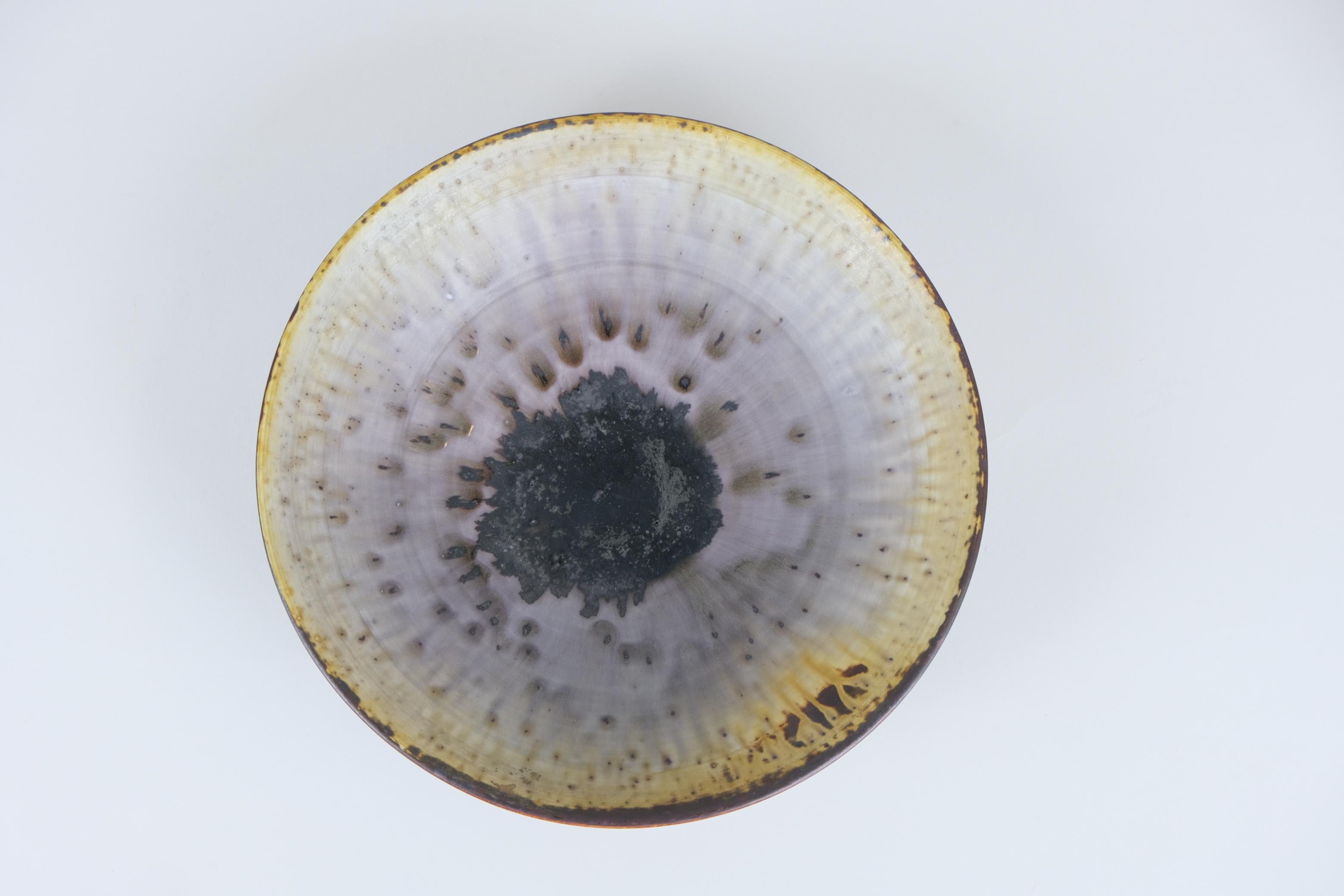 Eine wirklich schöne und einzigartige dekorative Keramikschale der finnischen Designerin Liisa Hallamaa für Arabia. Die Schale hat eine verblüffende Ähnlichkeit mit der Pupille des Auges: cremefarbene, bräunliche und rosafarbene Töne mit einer