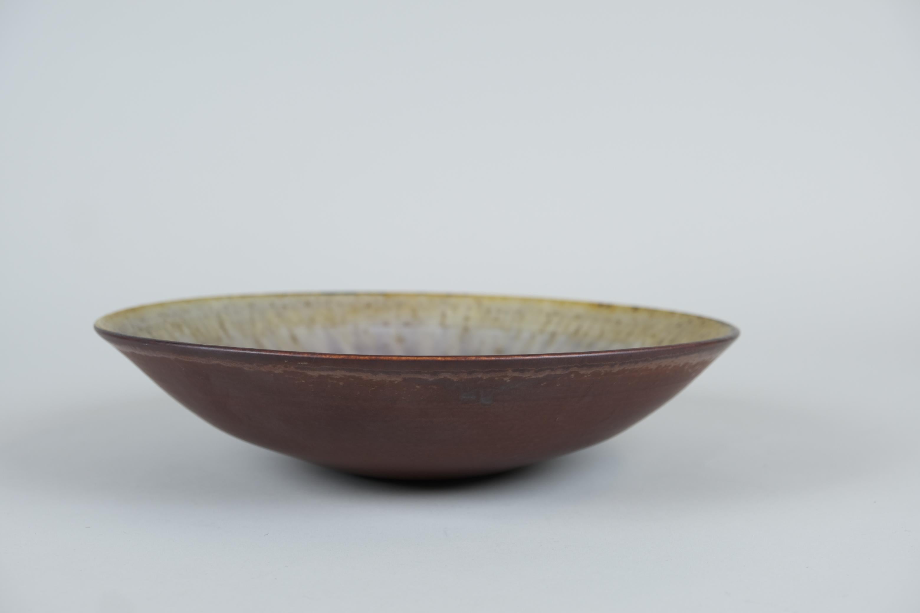 Liisa Hallamaa Dekorative Schale, rosa Creme und braune Augenpupille, Arabia 1950s (Skandinavische Moderne) im Angebot