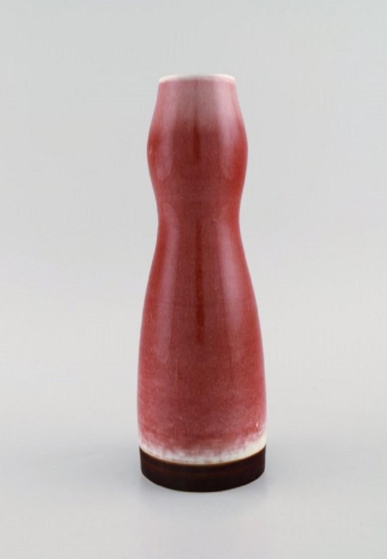 Liisa Hallamaa for Arabia. Unique vase in glazed ceramics. 
Beautiful glaze in delicate red shades and brown bottom. Finland, 1960s.
Measures: 25 x 8.5 cm.
In excellent condition.
Signed.