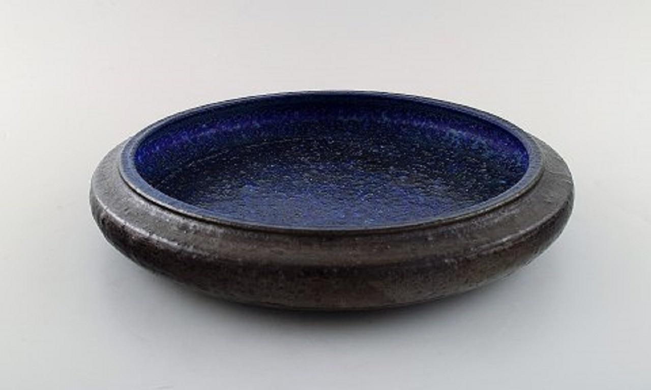 Liisa Hallamaa Larsen for Arabia. Large unique bowl in glazed stoneware. Beautiful glaze in brown and blue shades. Finnish design, 1960s.
Measures: 32 x 5.8 cm.
In very good condition.
Signed.