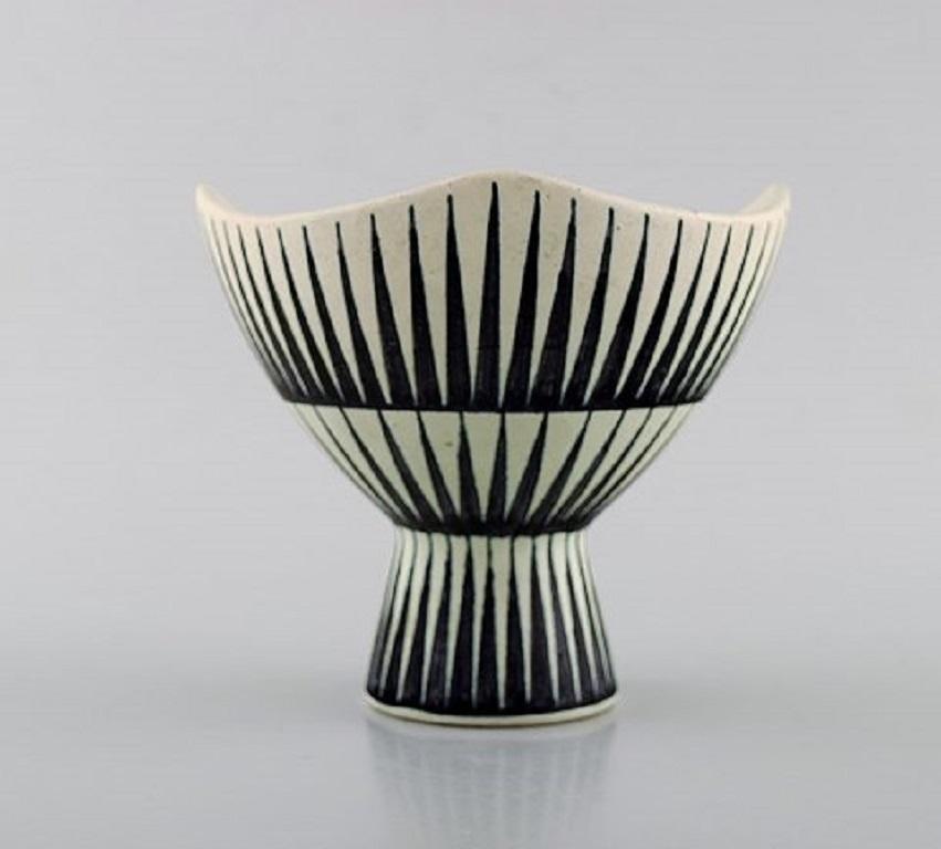Liisa Hallamaa Larsen for Arabia. Unique vase in glazed stoneware with striped decoration. Finnish design, 1960s.
Measures: 14 x 12 cm.
In very good condition.
Signed.