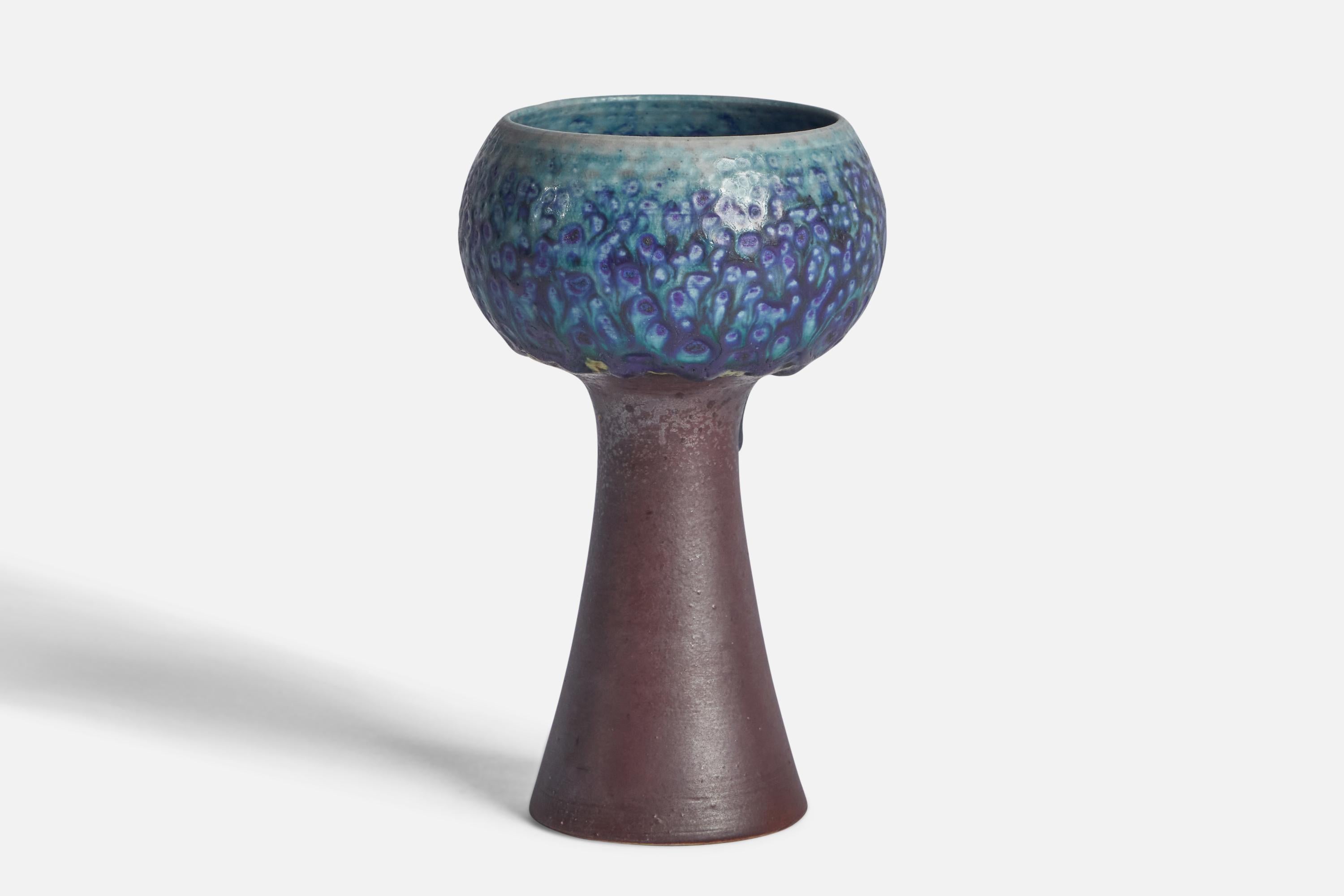 A blue and brown-glazed stoneware vase designed by Lisa Hallamaa and produced by Arabia, Finland, c. 1950s.