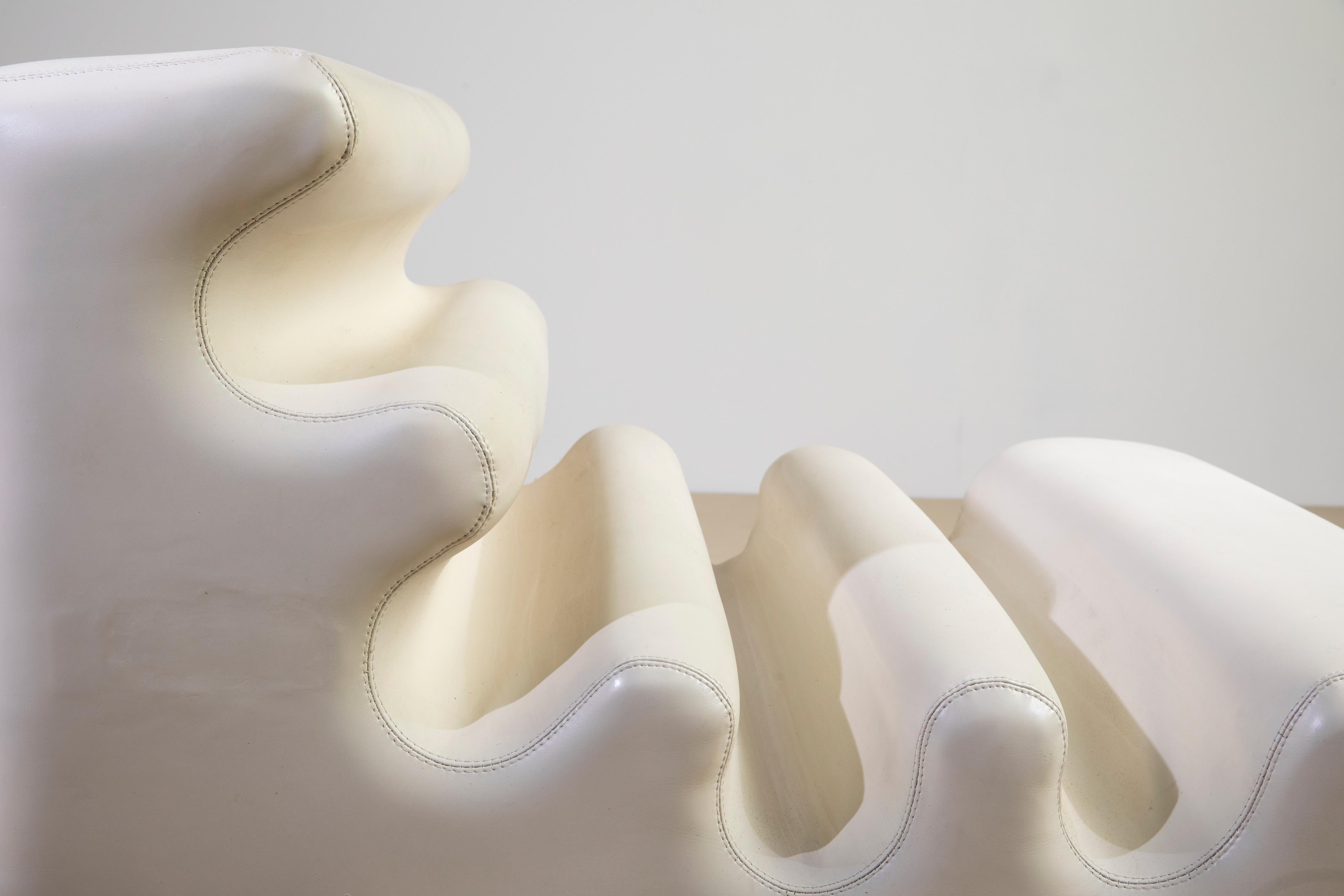 Liisi Beckmann, Poltrona Karelia in vinile bianco, primo modello, 1966 In condizioni buone in vendita a Firenze, IT