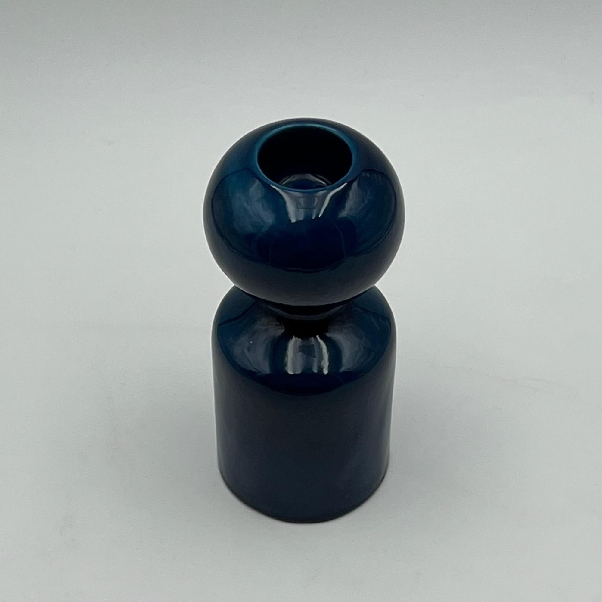 Vase/porte-bougies en céramique de Liisi Beckmann datant des années 1960 et fabriqué par Gabbianelli.

Ce vase vintage en céramique, d'une teinte bleue apaisante, témoigne de la sensibilité visionnaire de Beckmann en matière de design. Les courbes