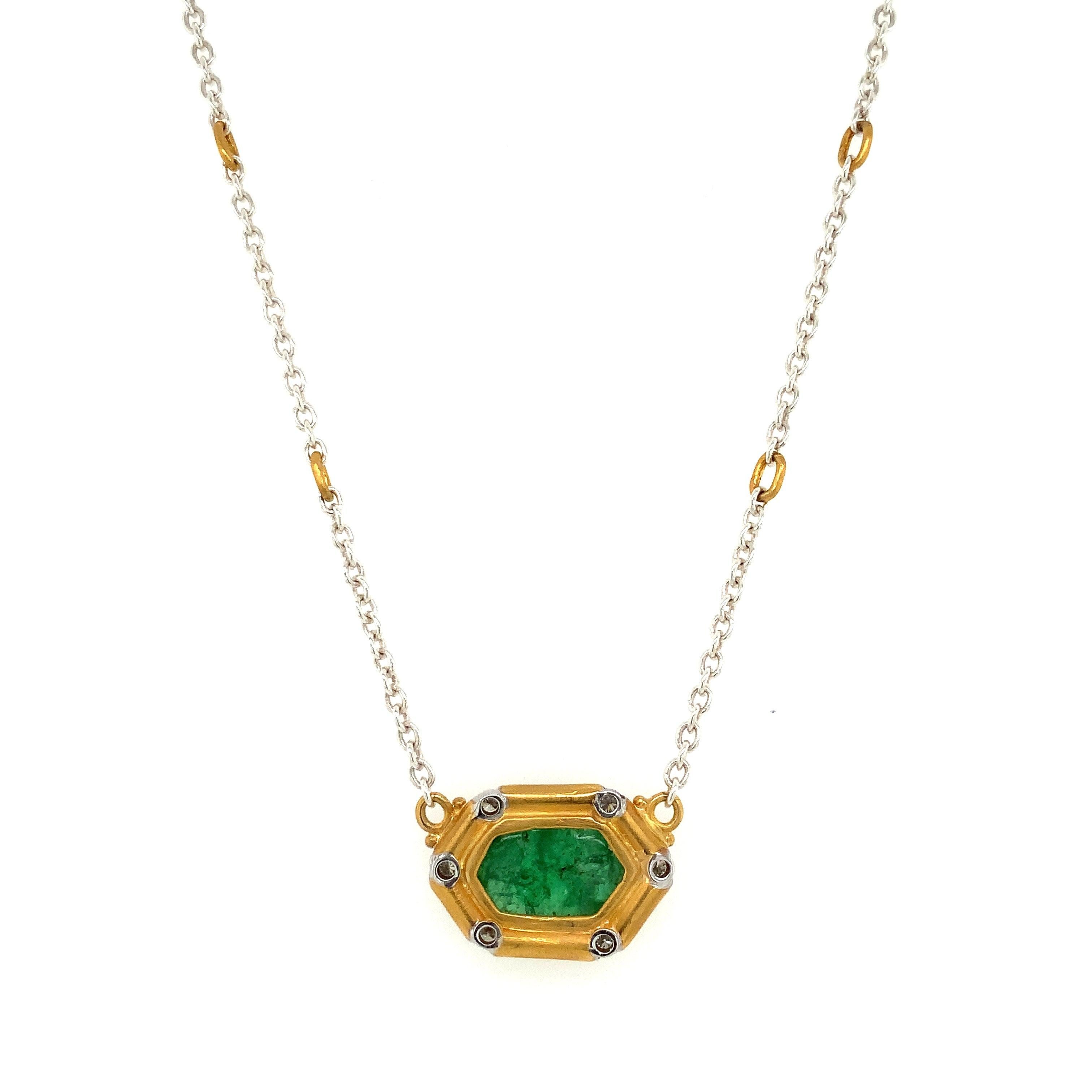 Bizantino Lika Behar, un esemplare unico di smeraldo esagonale e diamante cabochon in vendita