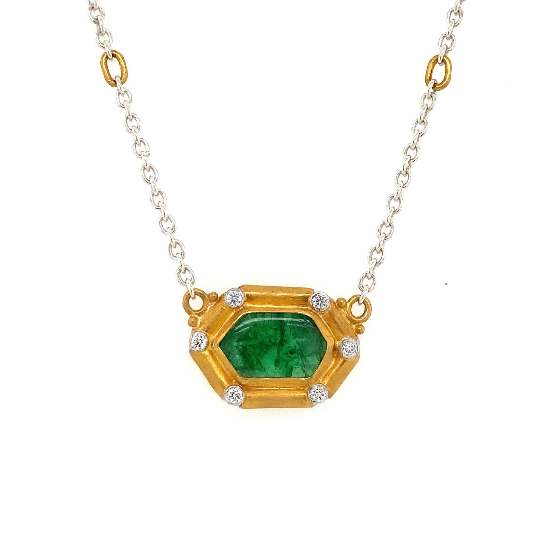 Lika Behar, Incredibili Gemme Mesmerizzanti, Collana di smeraldi e diamanti con esagono cabochon, unica nel suo genere, in oro e argento 24 carati.

Uno smeraldo esagonale cabochon =2,36 carati

6 diamanti = 0,10 carati in peso. Taglio brillante