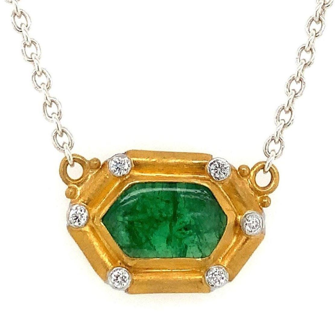 Donna Lika Behar, un esemplare unico di smeraldo esagonale e diamante cabochon in vendita