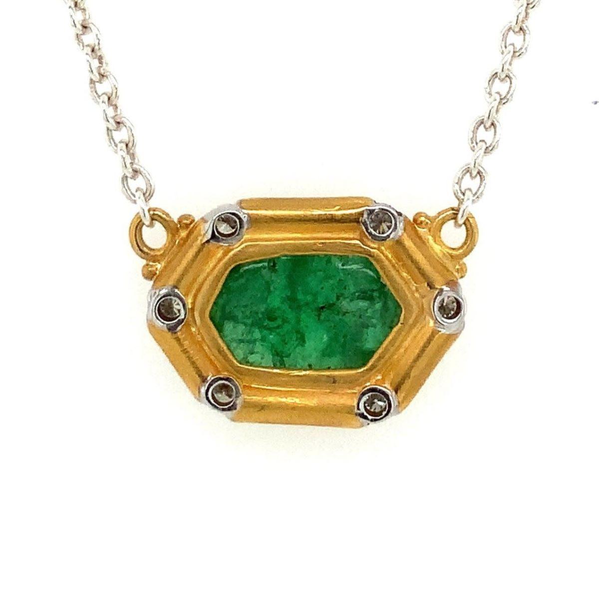Lika Behar, un esemplare unico di smeraldo esagonale e diamante cabochon in vendita 1